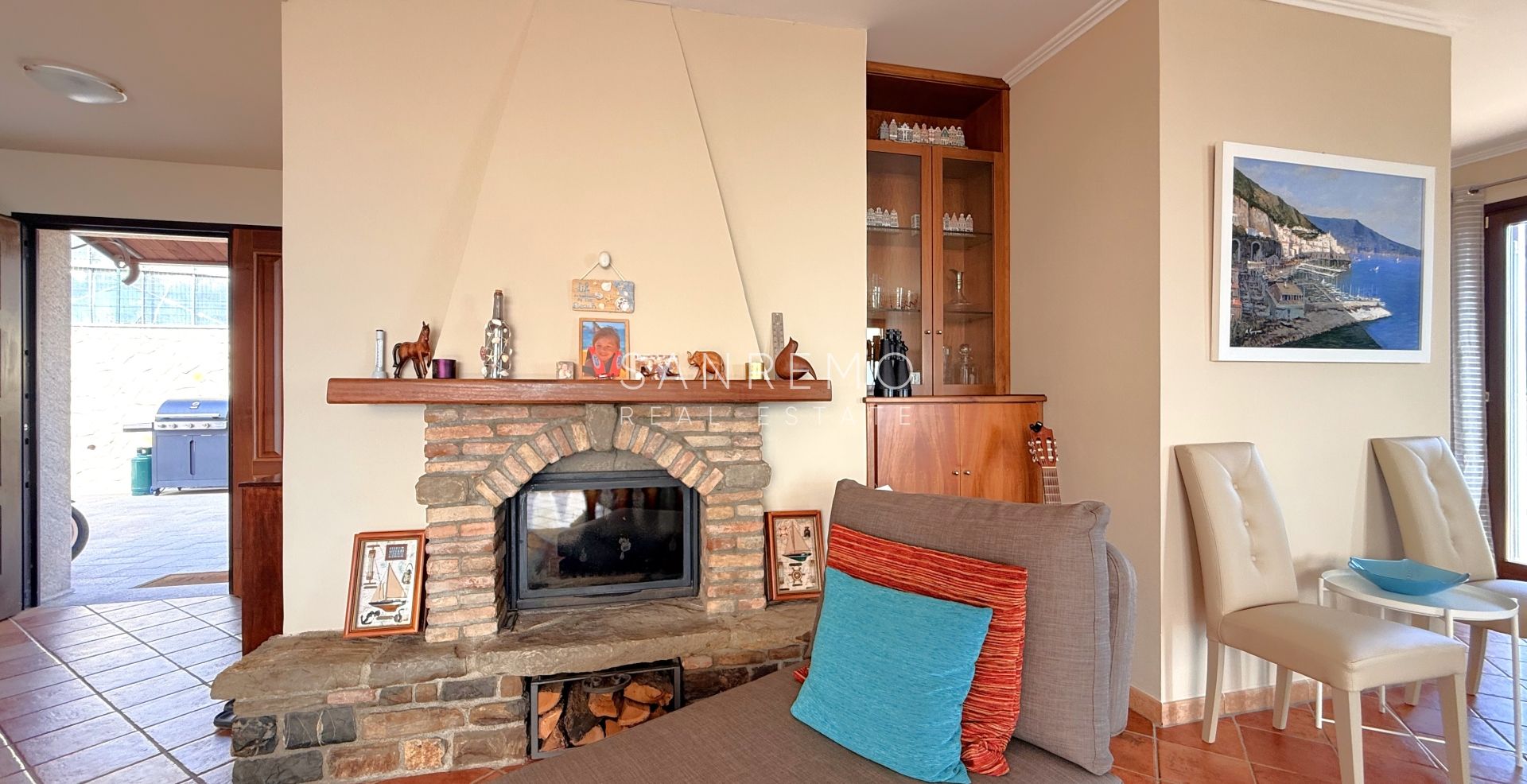 Prestigious villa with a swimming pool and breathtaking sea view