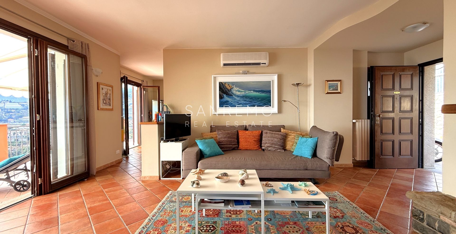 Prestigious villa with a swimming pool and breathtaking sea view