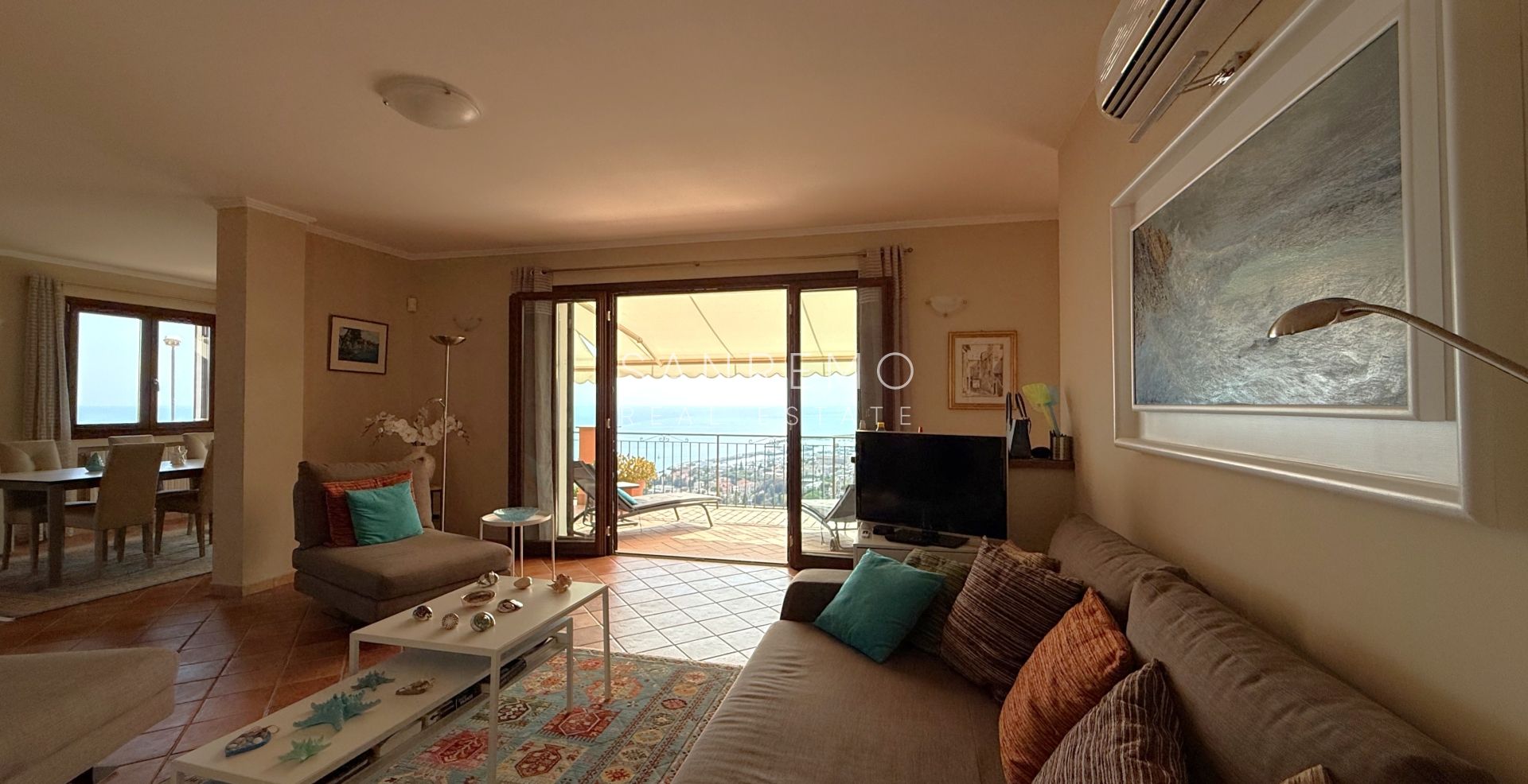 Prestigious villa with a swimming pool and breathtaking sea view