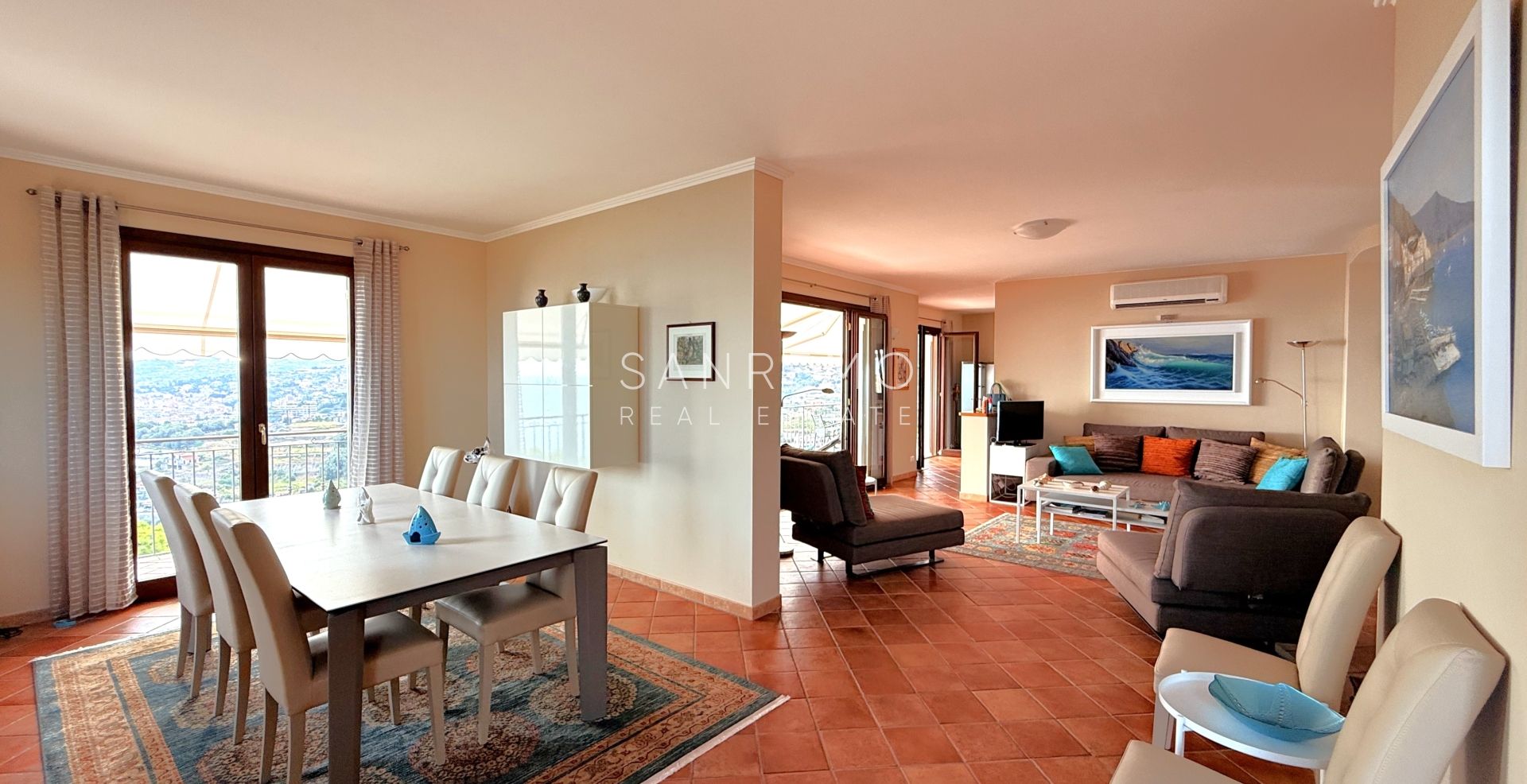 Prestigious villa with a swimming pool and breathtaking sea view