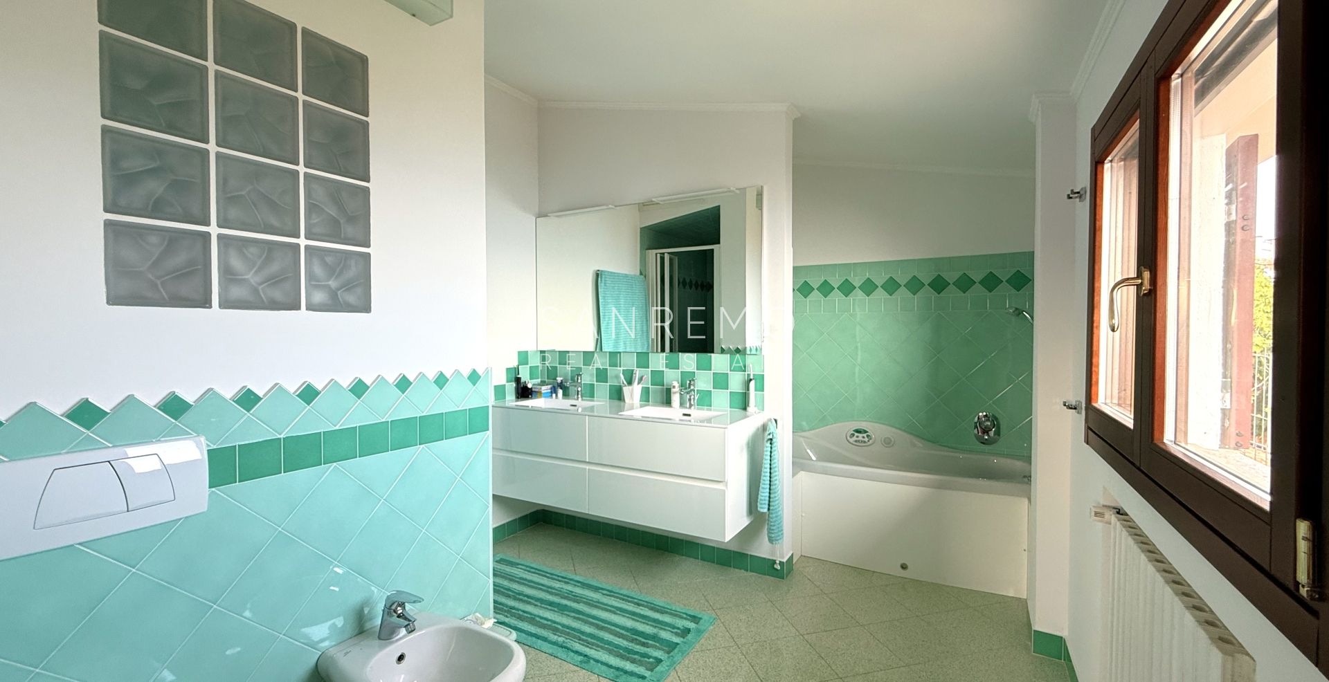 Prestigious villa with a swimming pool and breathtaking sea view