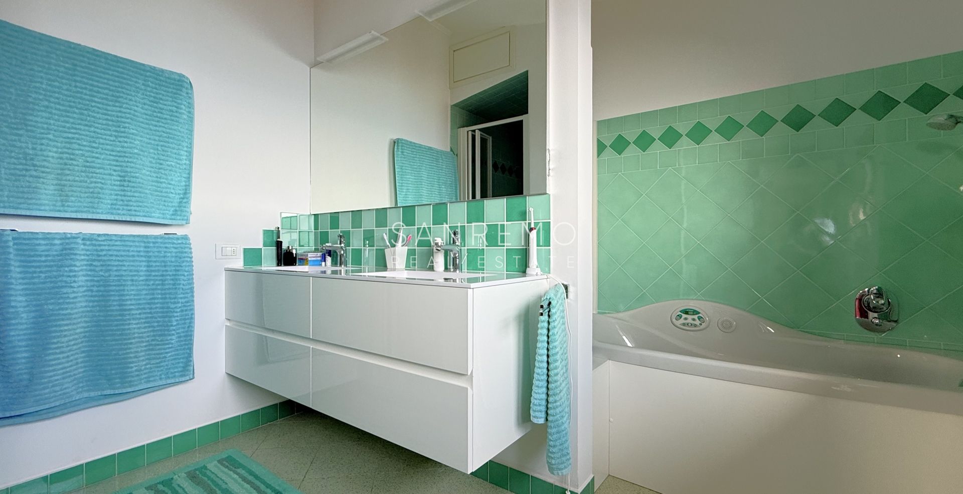 Prestigious villa with a swimming pool and breathtaking sea view