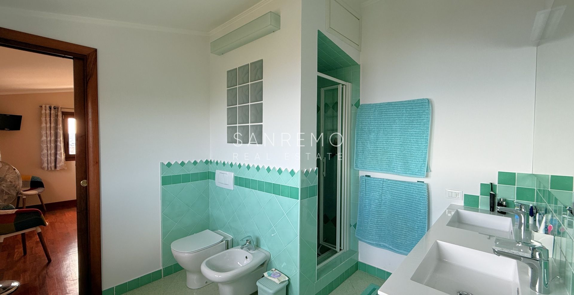 Prestigious villa with a swimming pool and breathtaking sea view