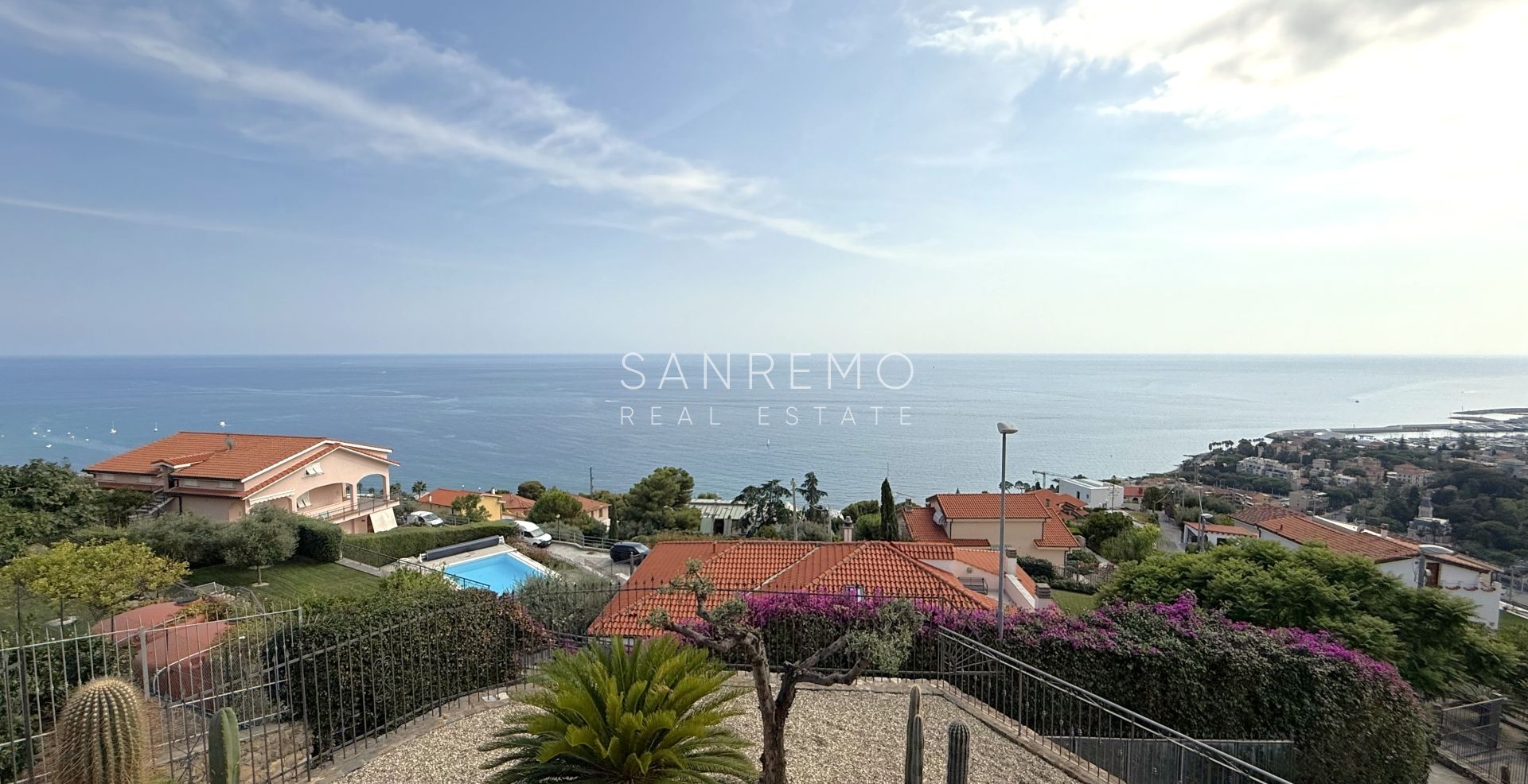 Prestigious villa with a swimming pool and breathtaking sea view