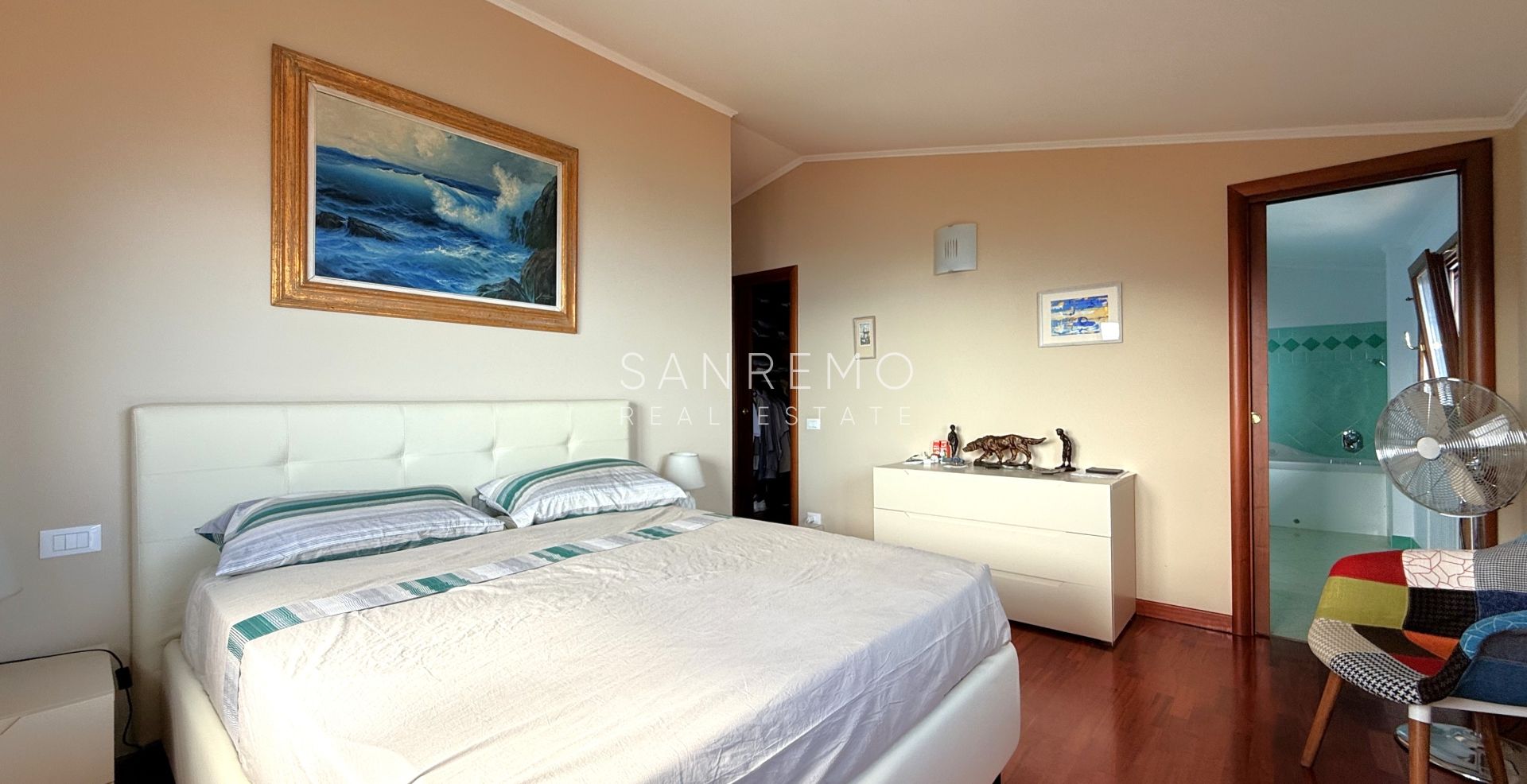 Prestigious villa with a swimming pool and breathtaking sea view