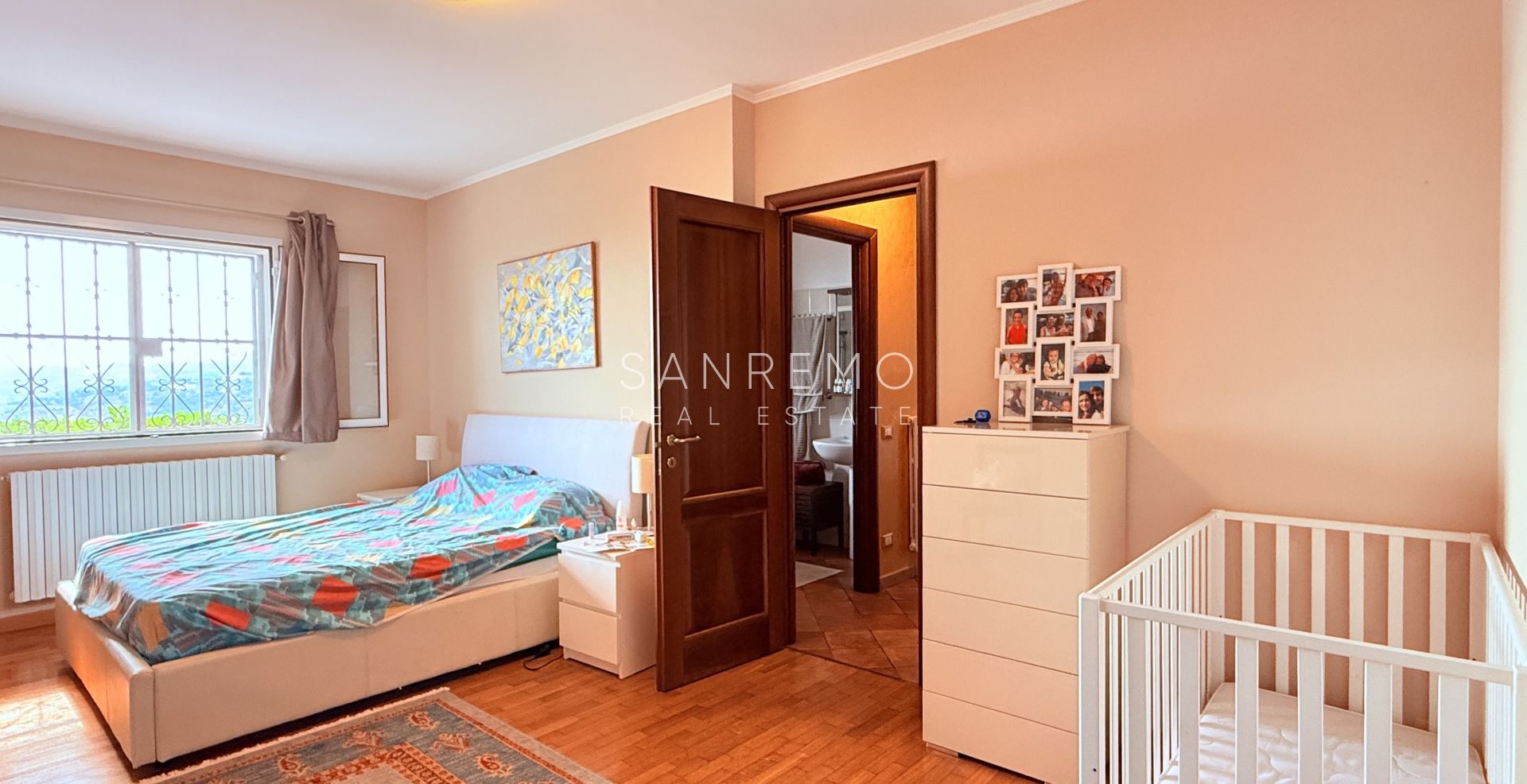 Prestigious villa with a swimming pool and breathtaking sea view