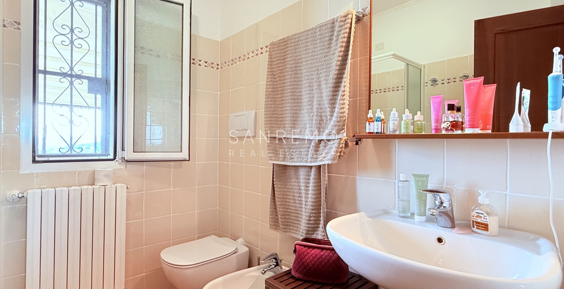 Prestigious villa with a swimming pool and breathtaking sea view