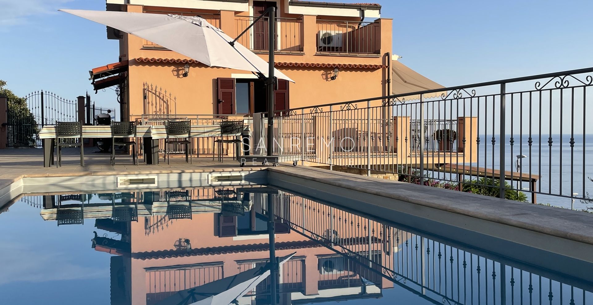 Prestigious villa with a swimming pool and breathtaking sea view