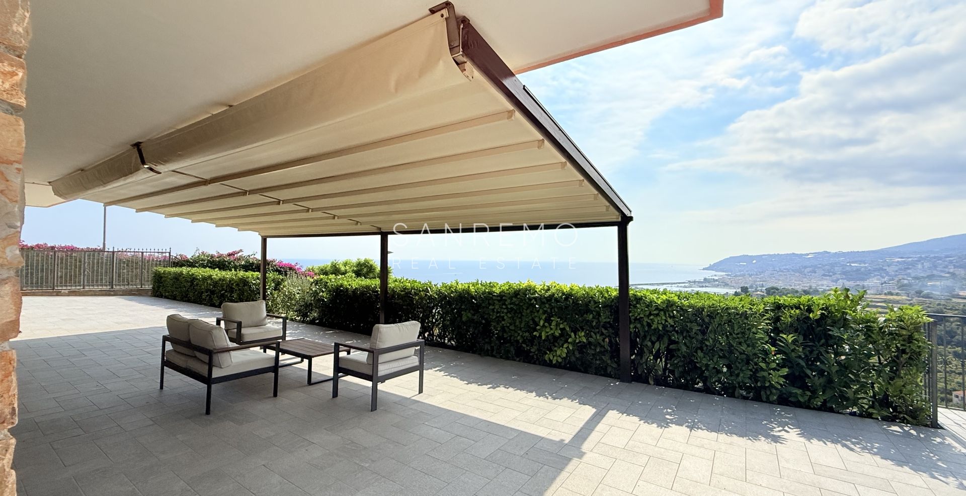 Prestigious villa with a swimming pool and breathtaking sea view