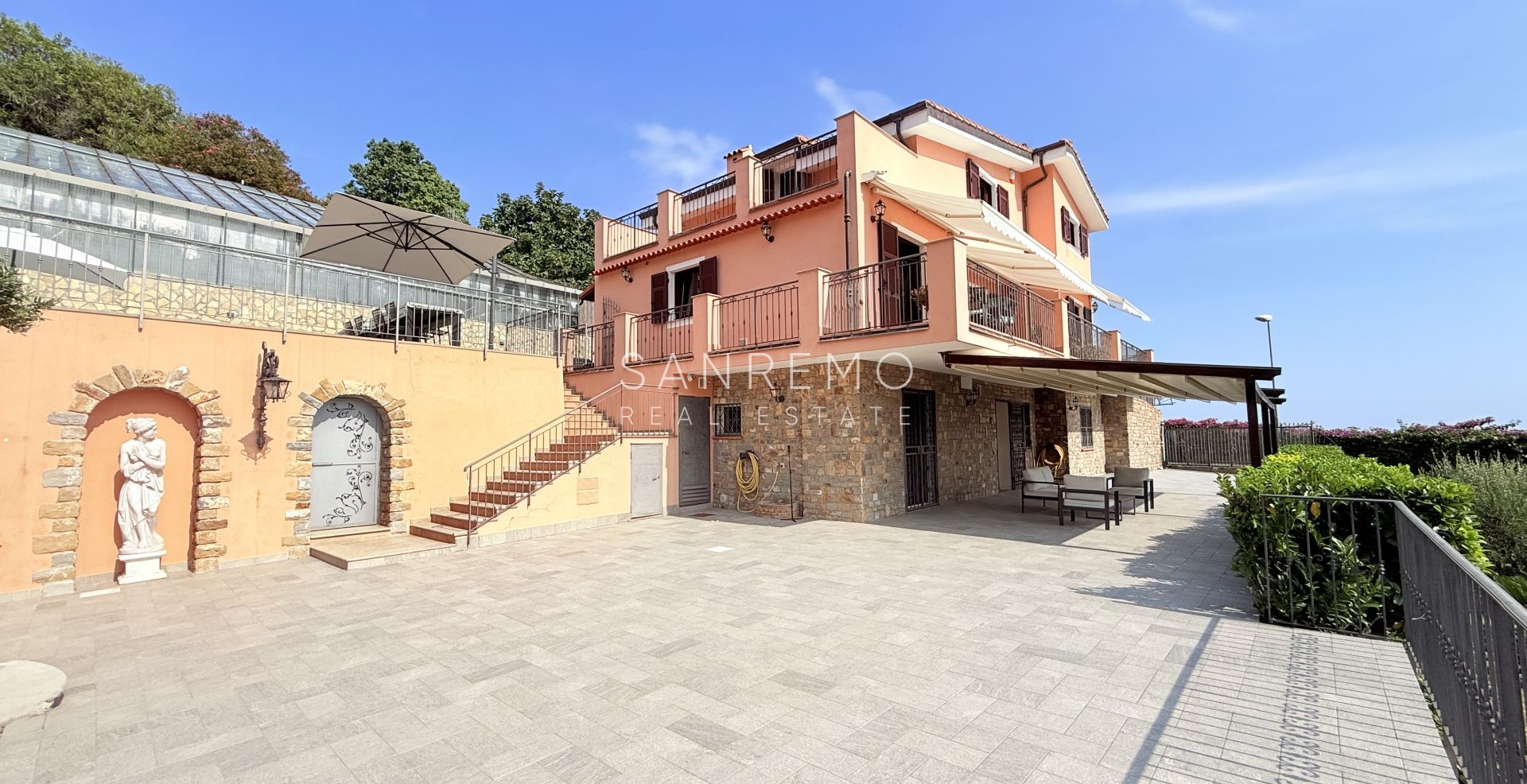 Prestigious villa with a swimming pool and breathtaking sea view