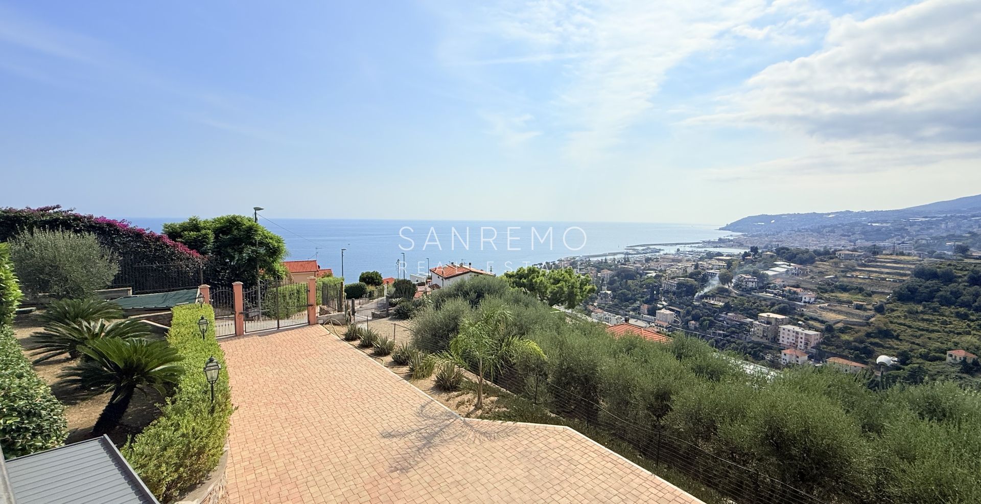 Prestigious villa with a swimming pool and breathtaking sea view