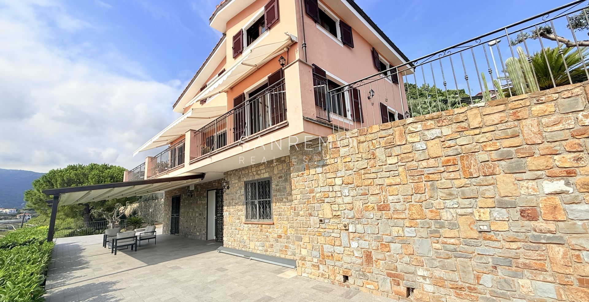 Prestigious villa with a swimming pool and breathtaking sea view