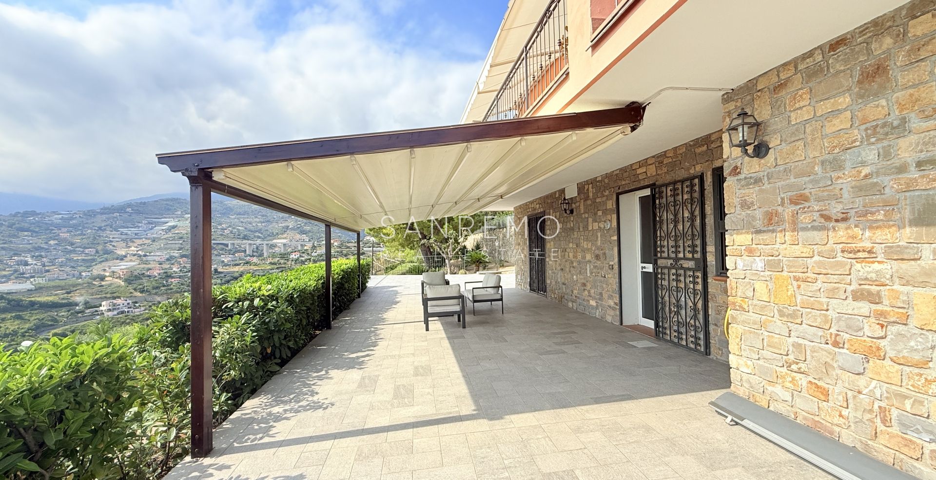 Prestigious villa with a swimming pool and breathtaking sea view