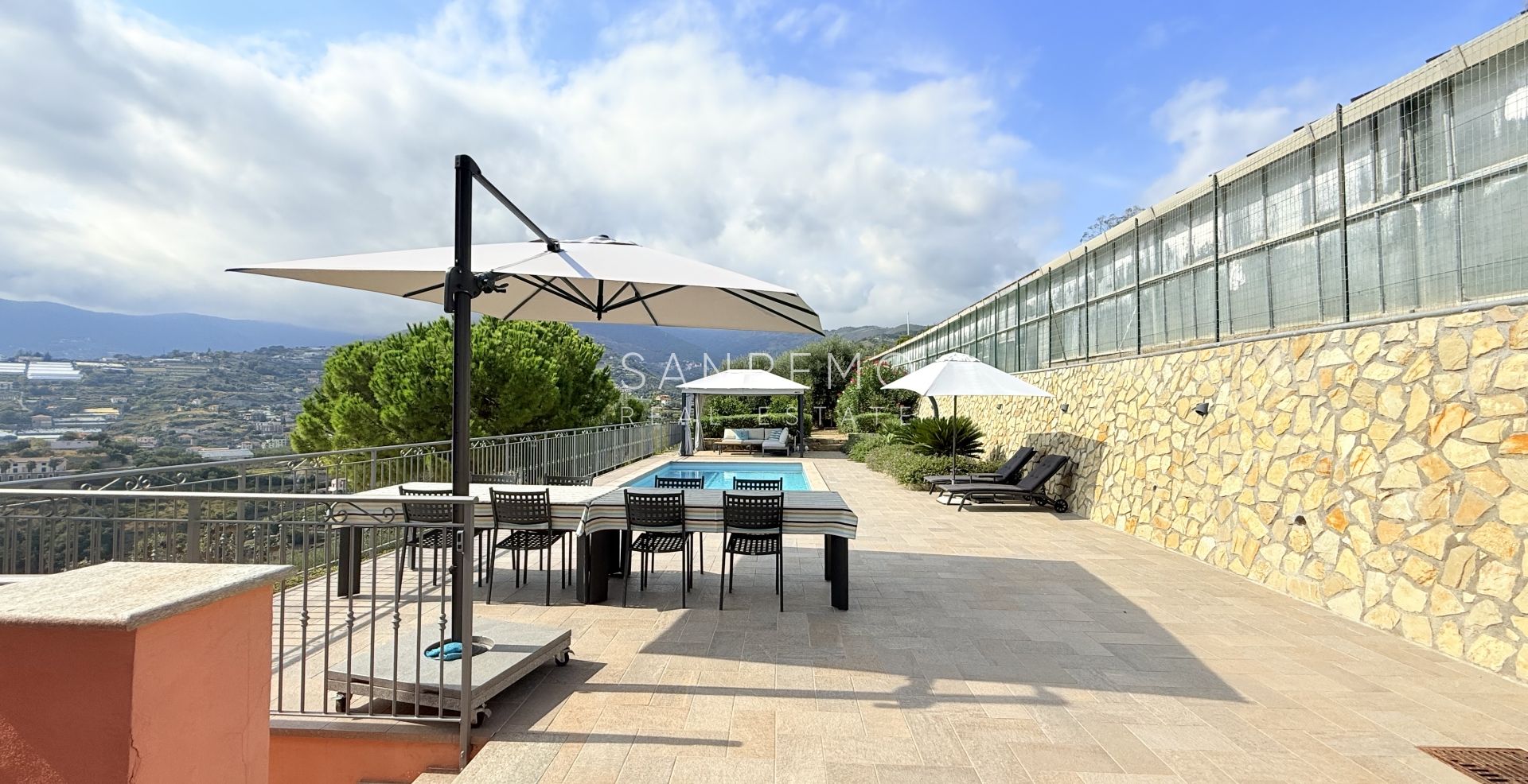 Prestigious villa with a swimming pool and breathtaking sea view