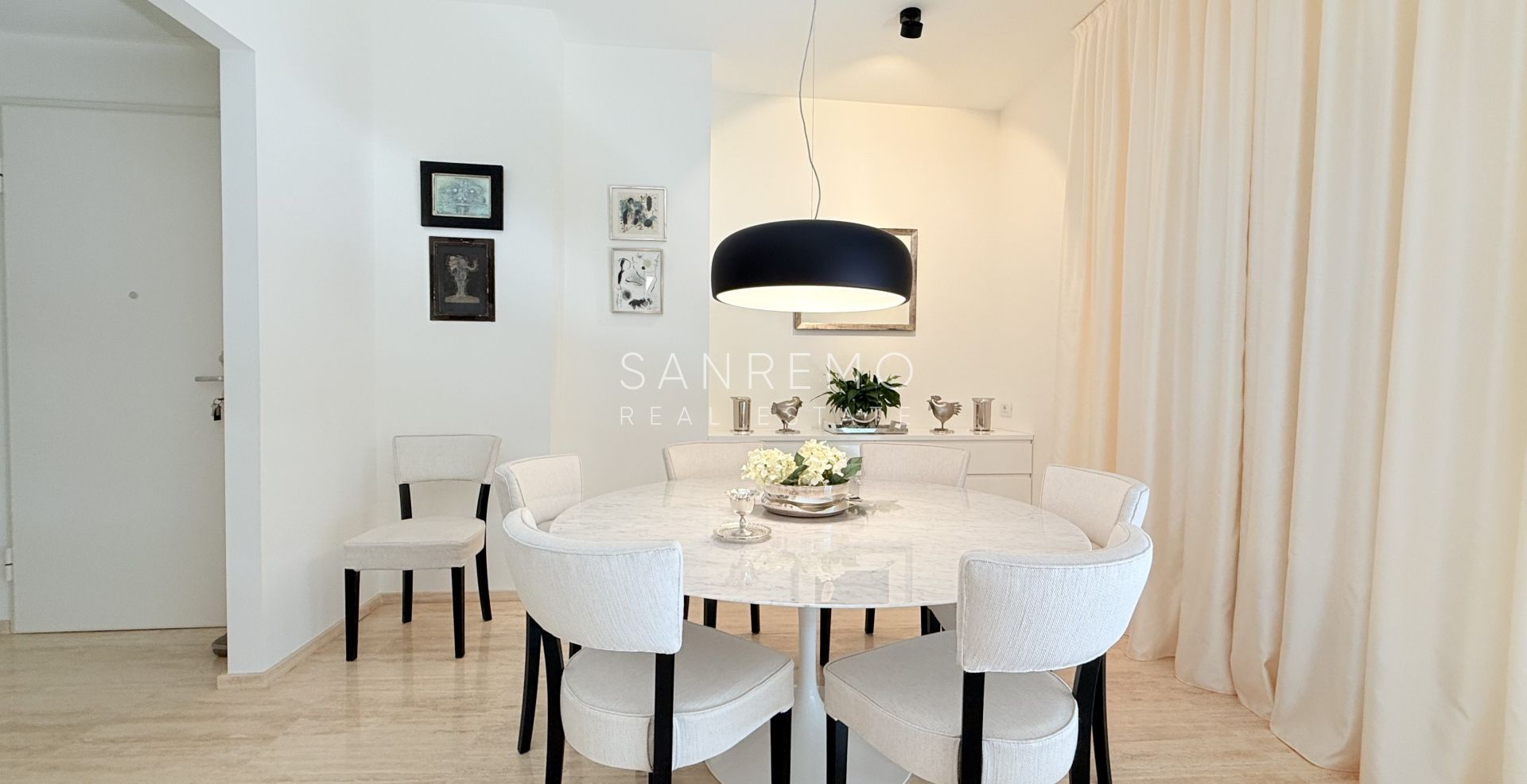 Prestigious penthouse with sea view