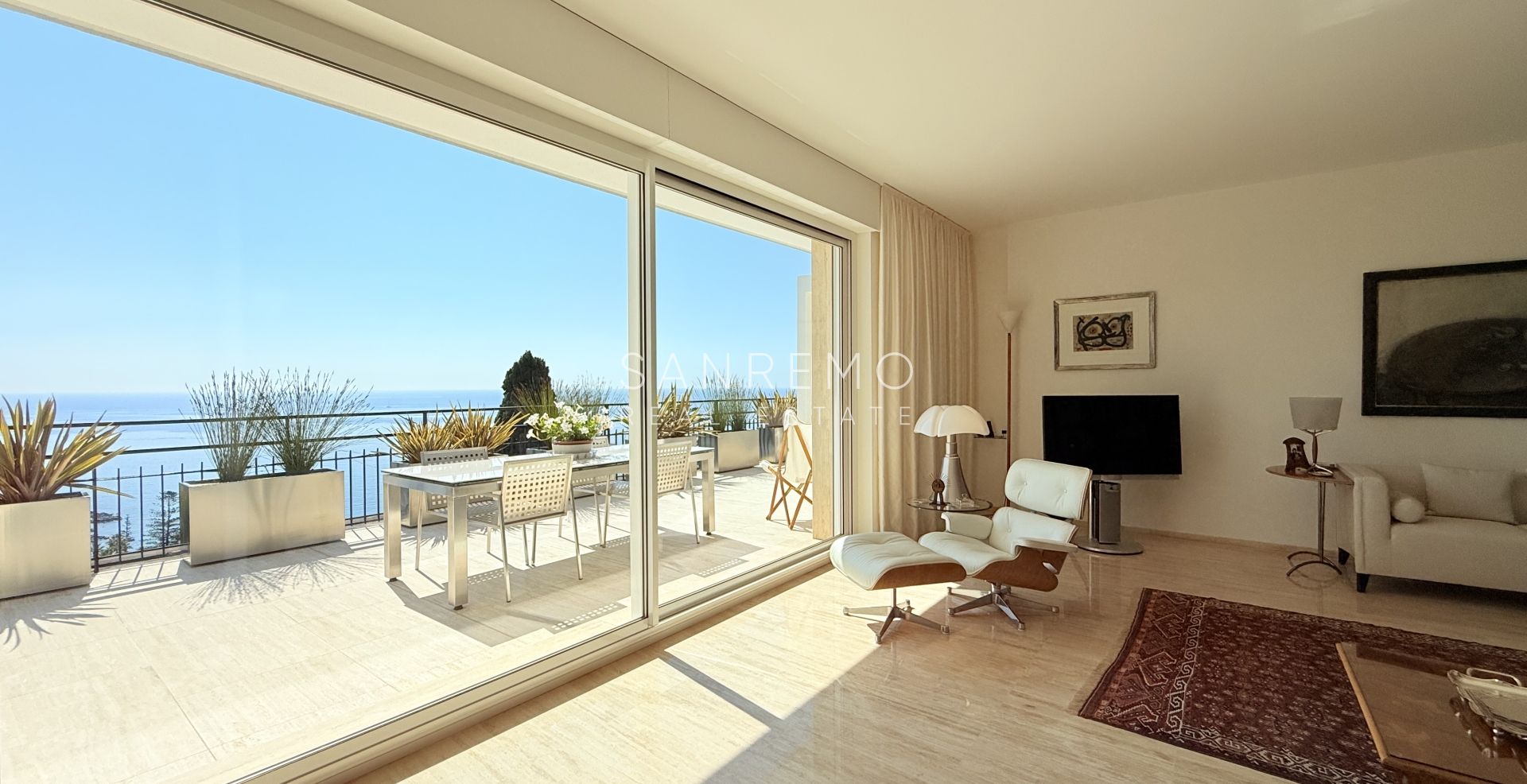 Prestigious penthouse with sea view