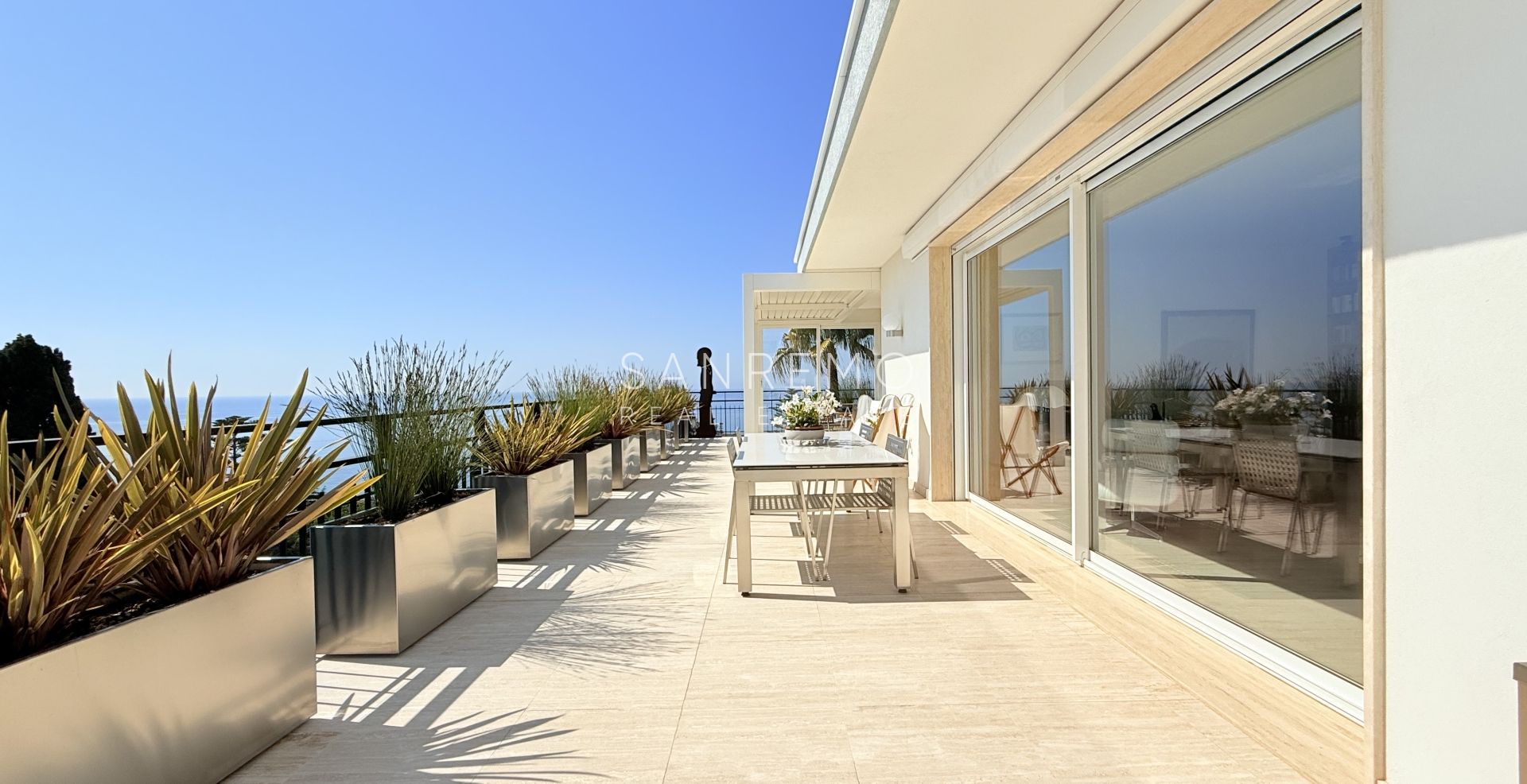 Prestigious penthouse with sea view