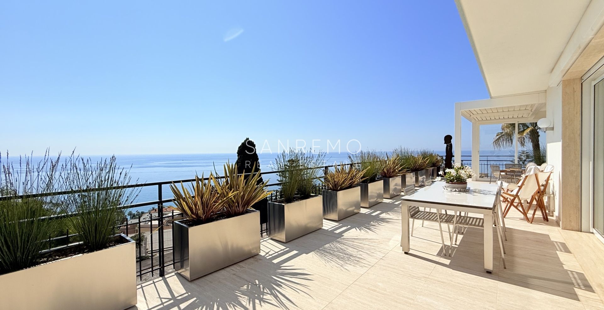 Prestigious penthouse with sea view