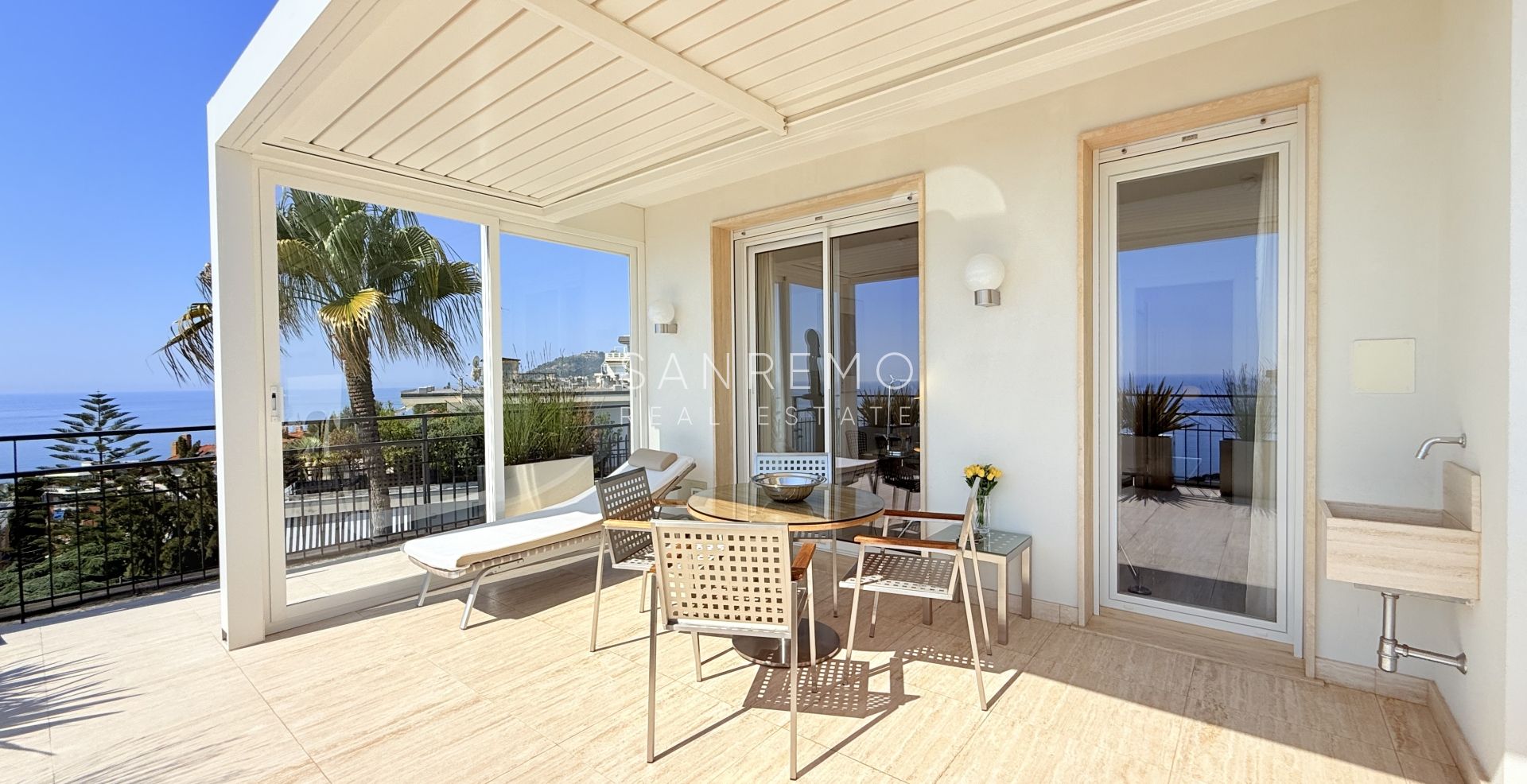 Prestigious penthouse with sea view