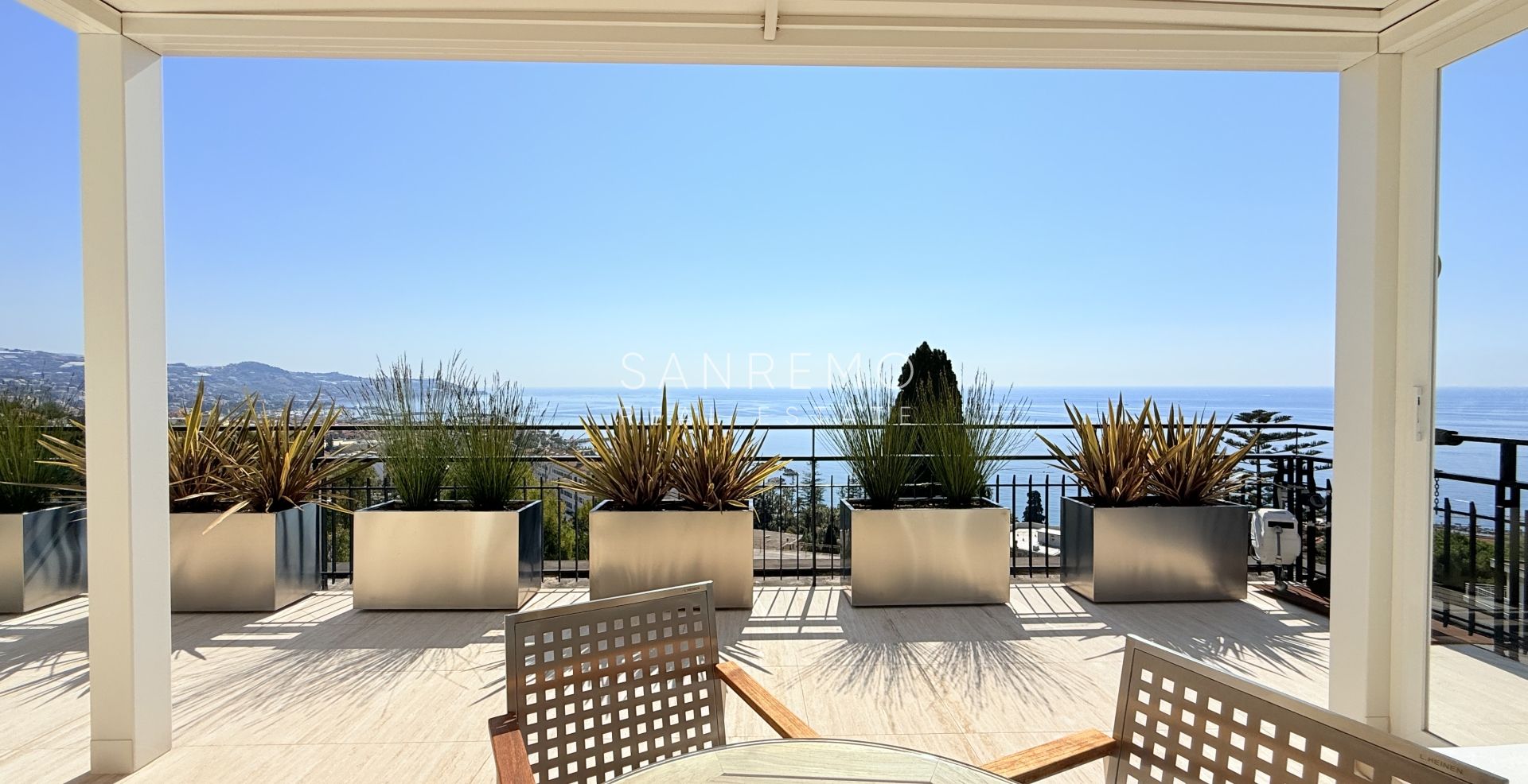 Prestigious penthouse with sea view