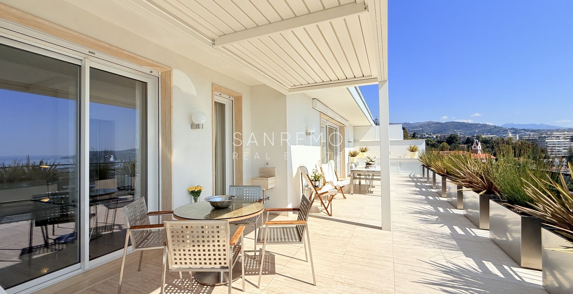 Prestigious penthouse with sea view