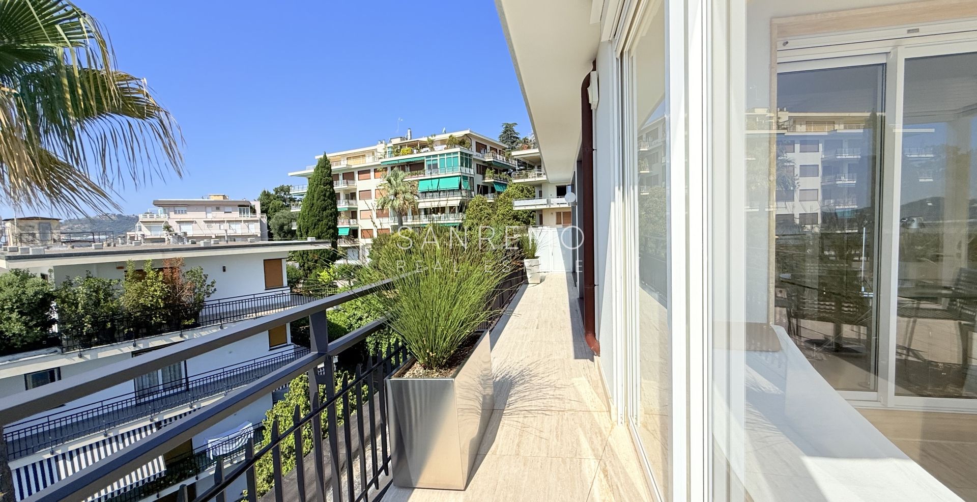 Prestigious penthouse with sea view