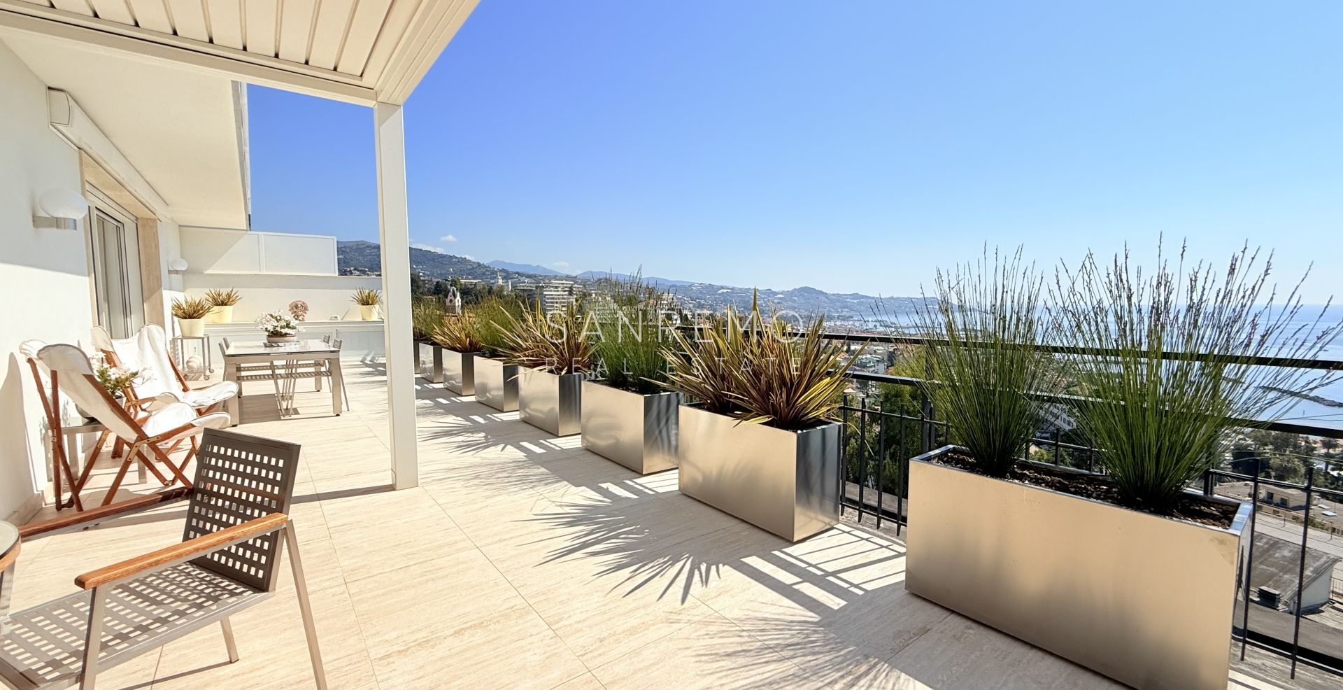 Prestigious penthouse with sea view