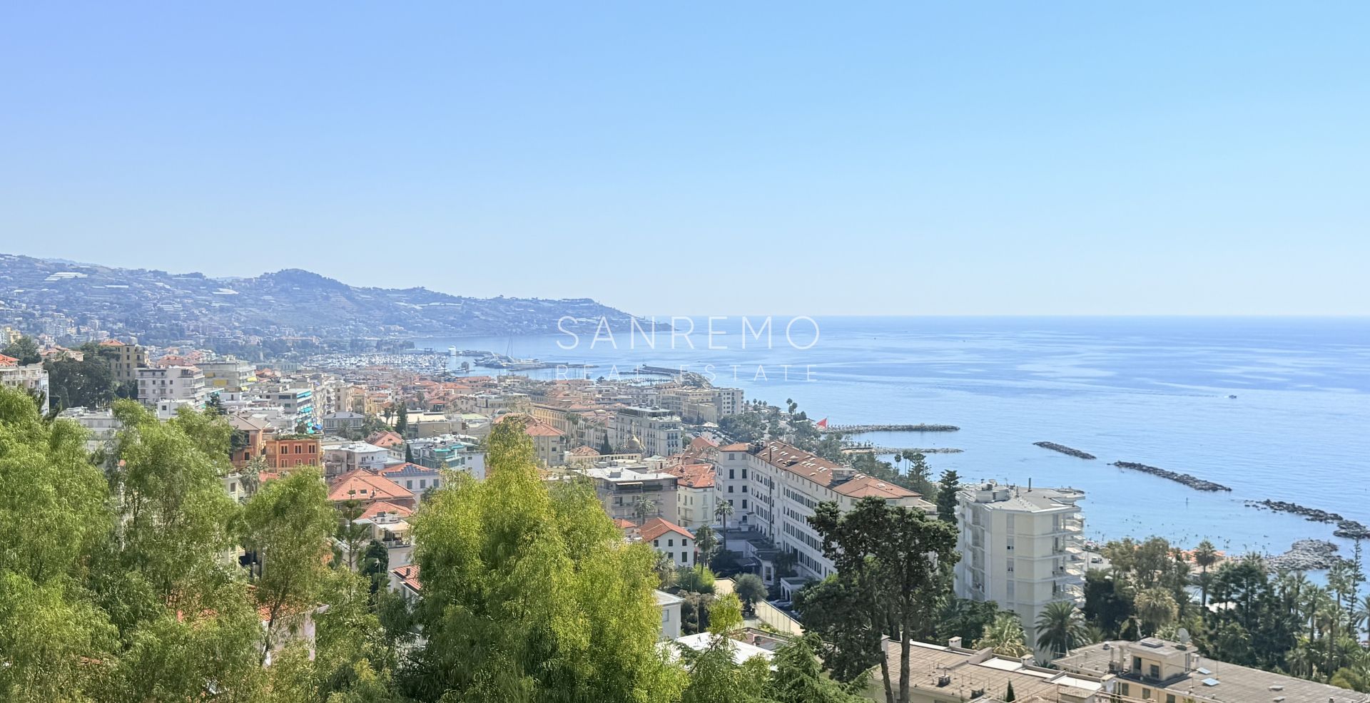 Prestigious penthouse with sea view