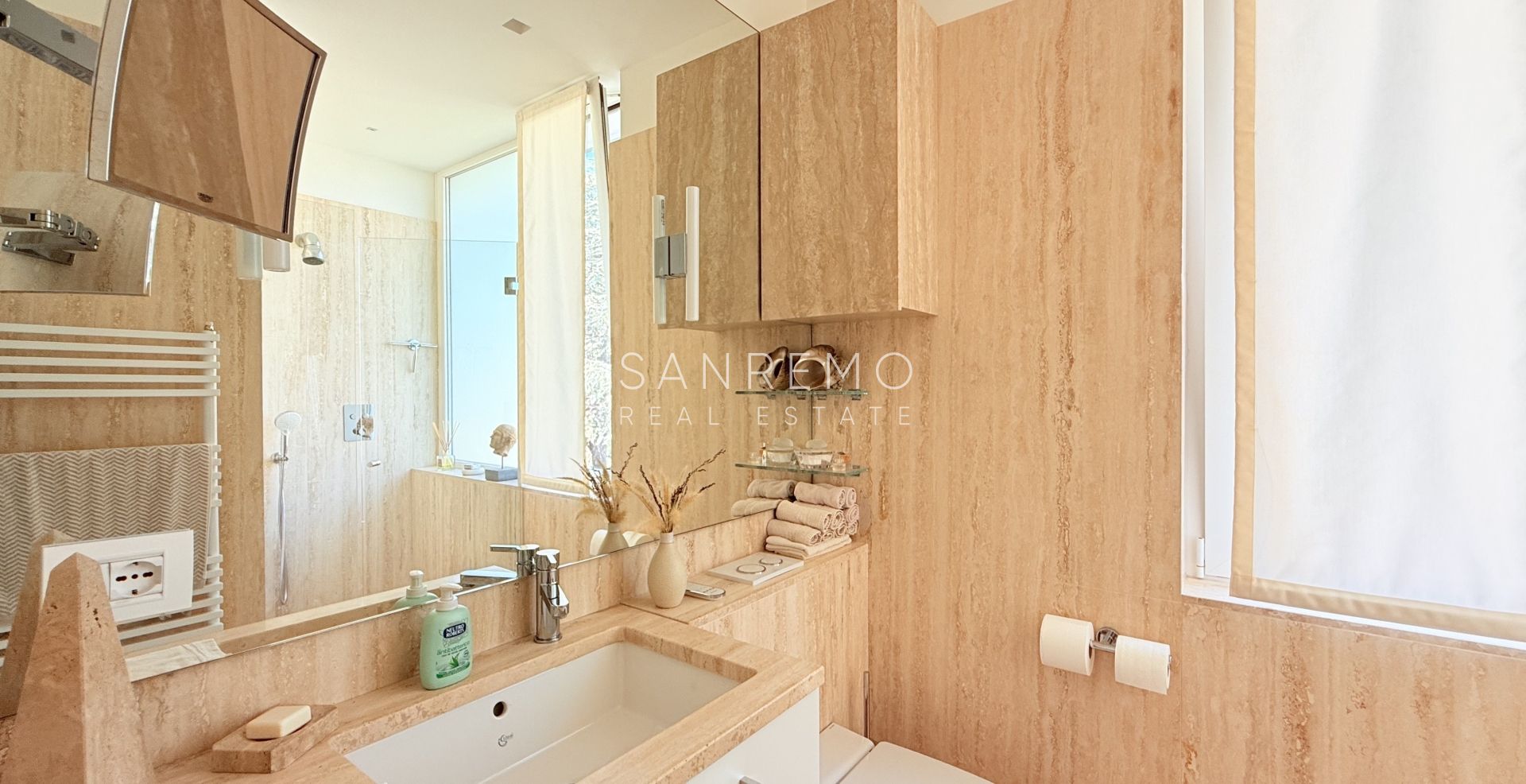 Prestigious penthouse with sea view