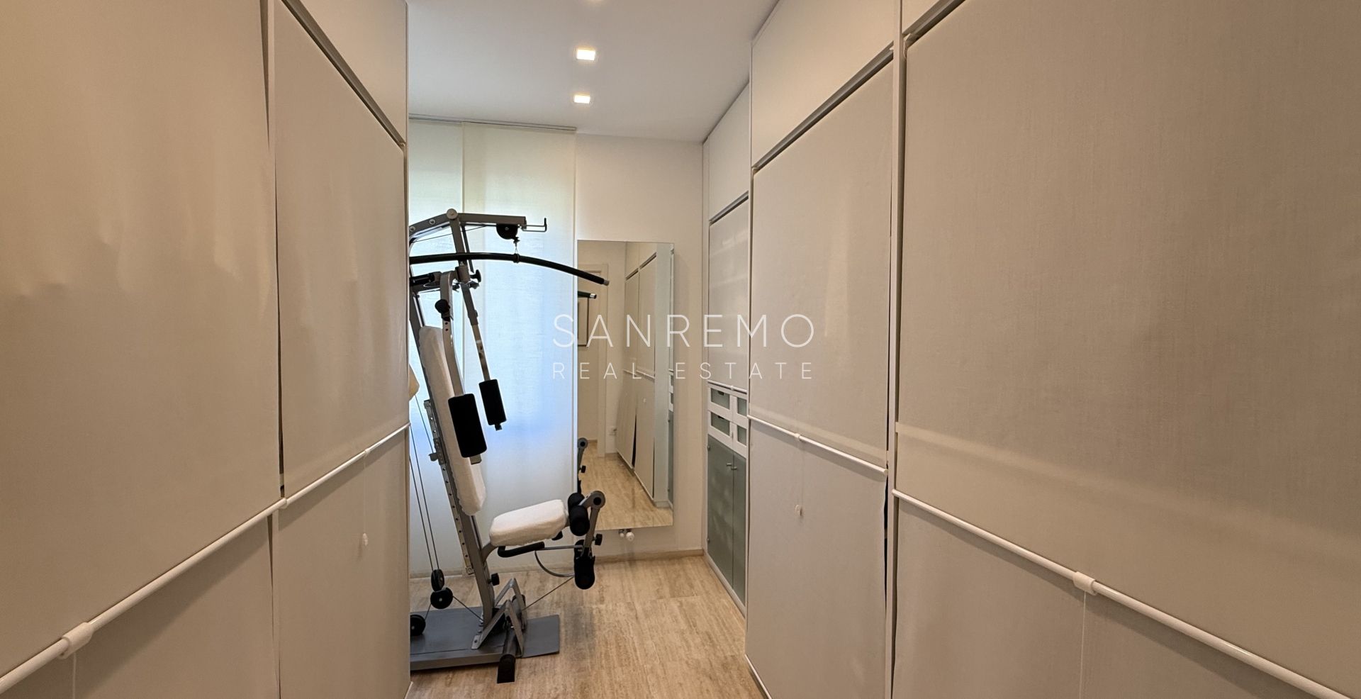 Prestigious penthouse with sea view