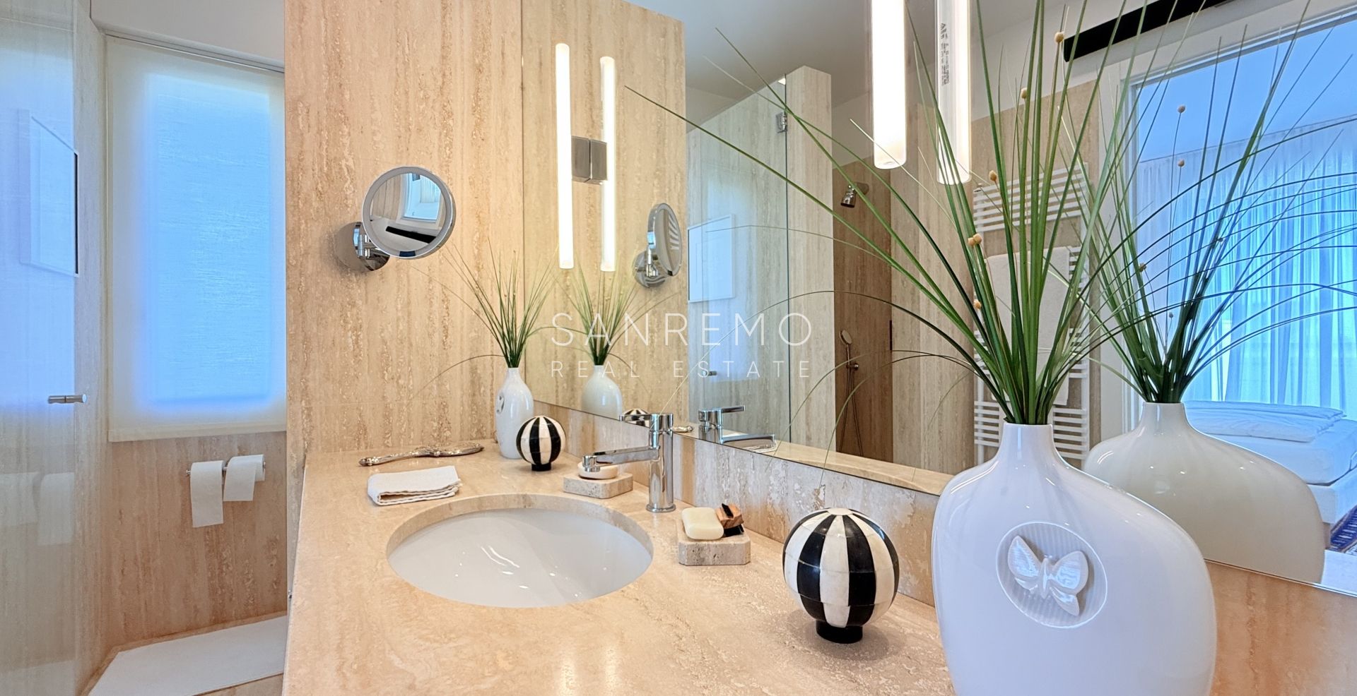 Prestigious penthouse with sea view