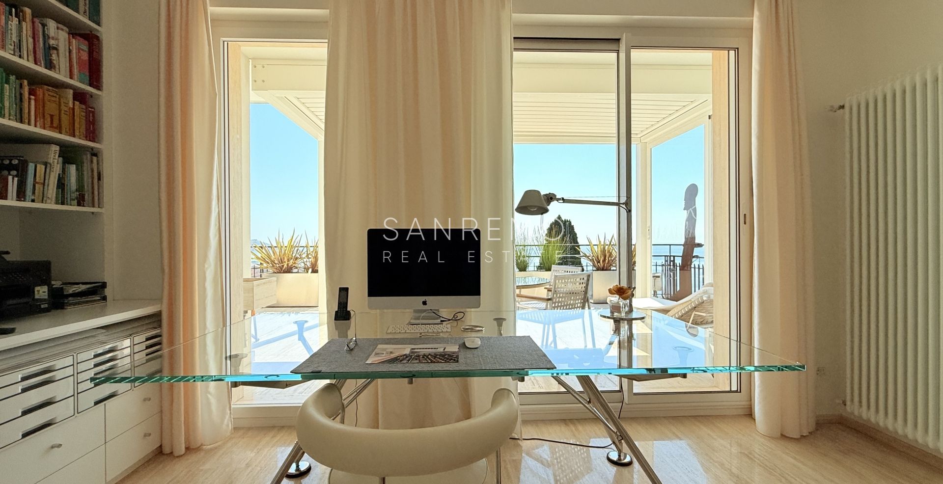 Prestigious penthouse with sea view