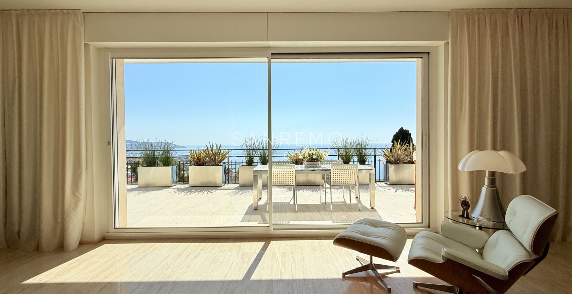 Prestigious penthouse with sea view