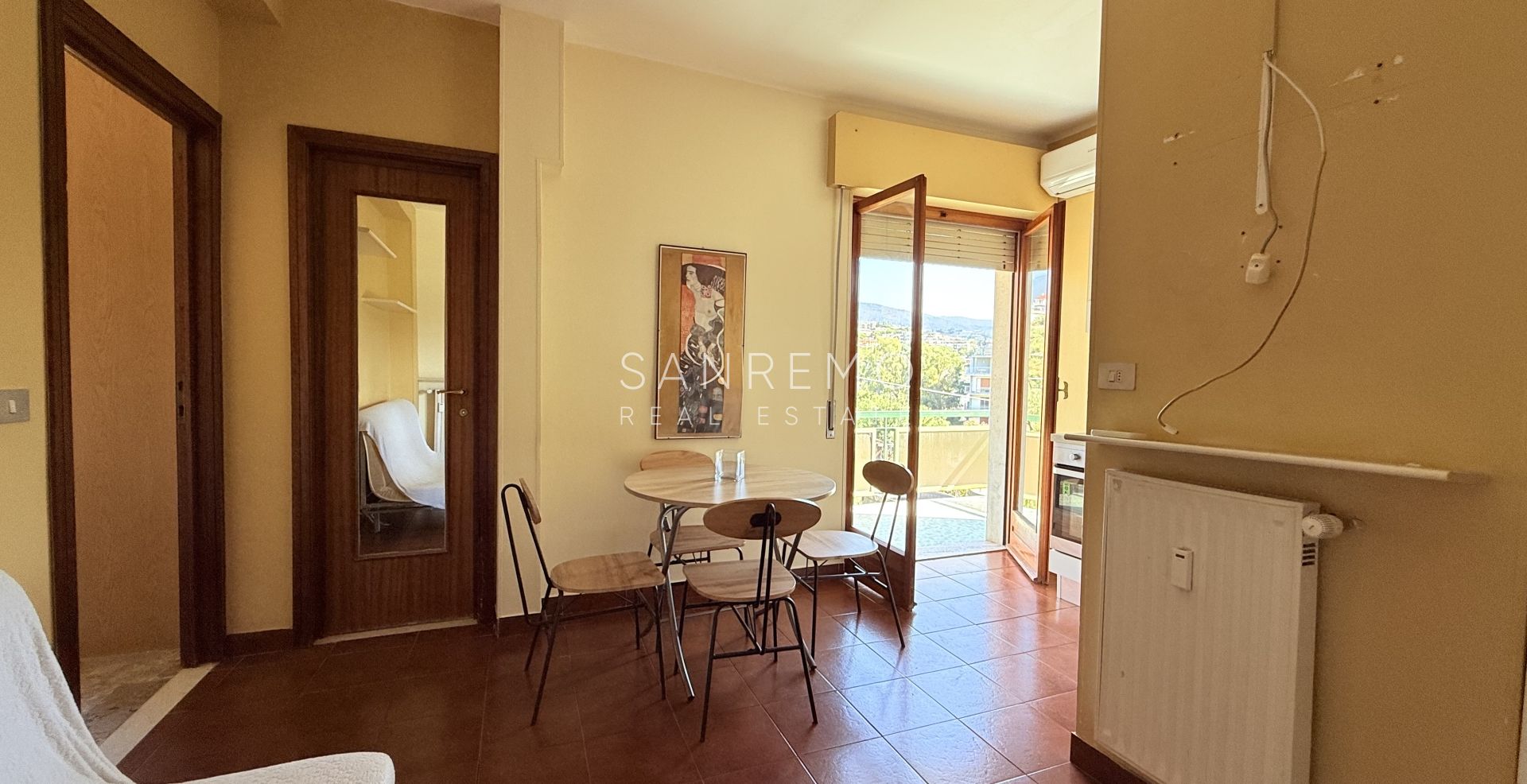 Charming one-bedroom apartment in a complex with concierge service, just a few steps from the sea