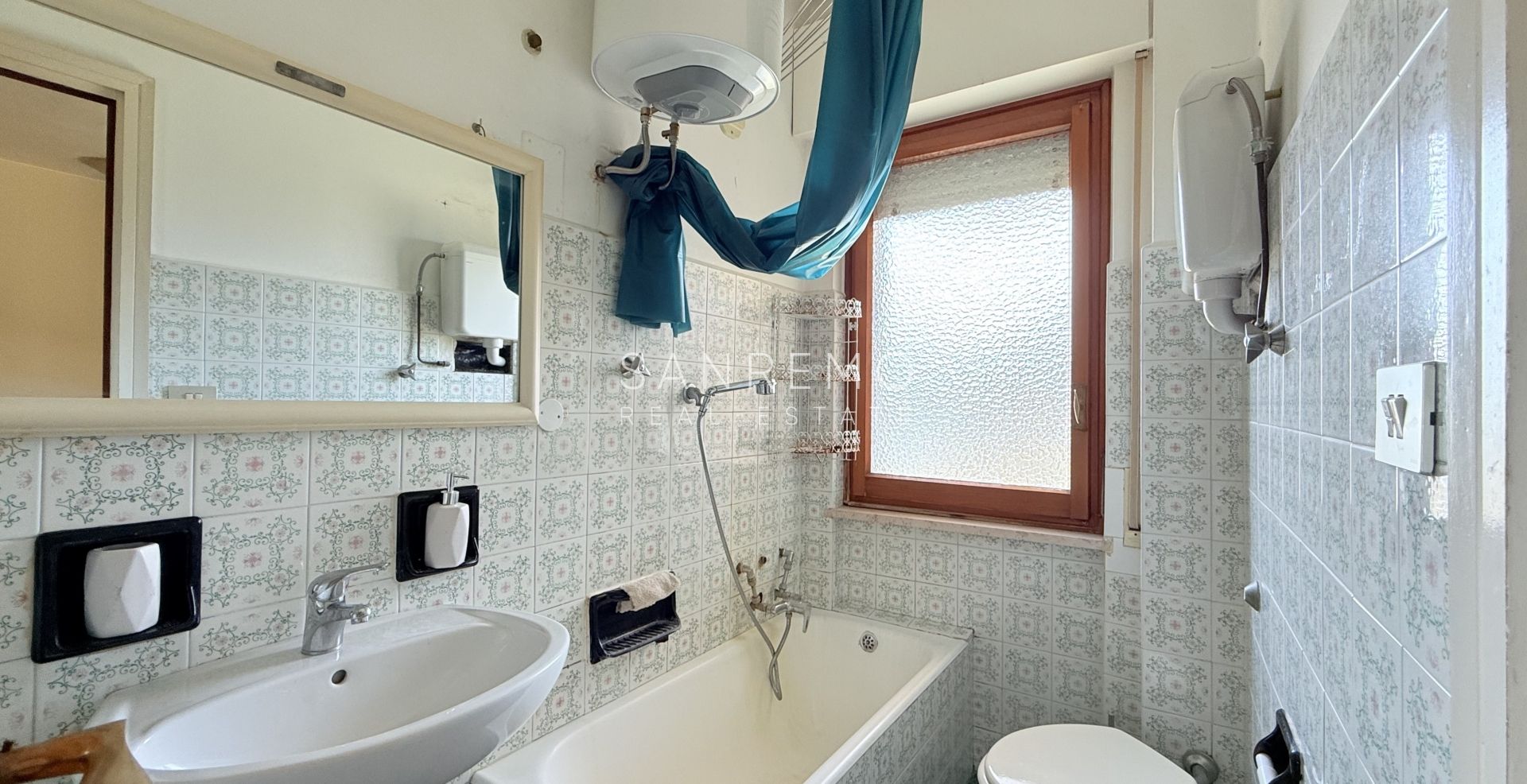 Charming one-bedroom apartment in a complex with concierge service, just a few steps from the sea