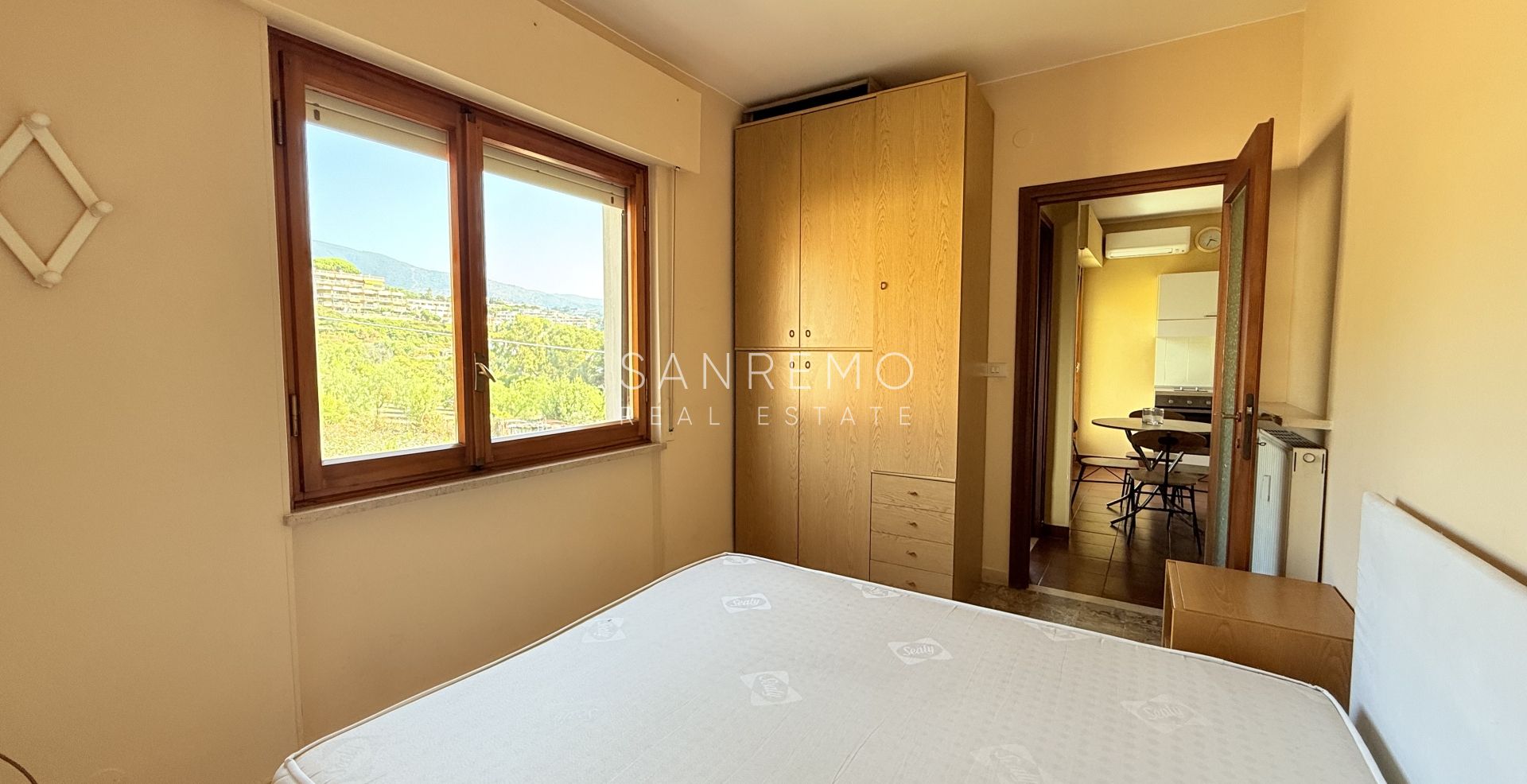 Charming one-bedroom apartment in a complex with concierge service, just a few steps from the sea