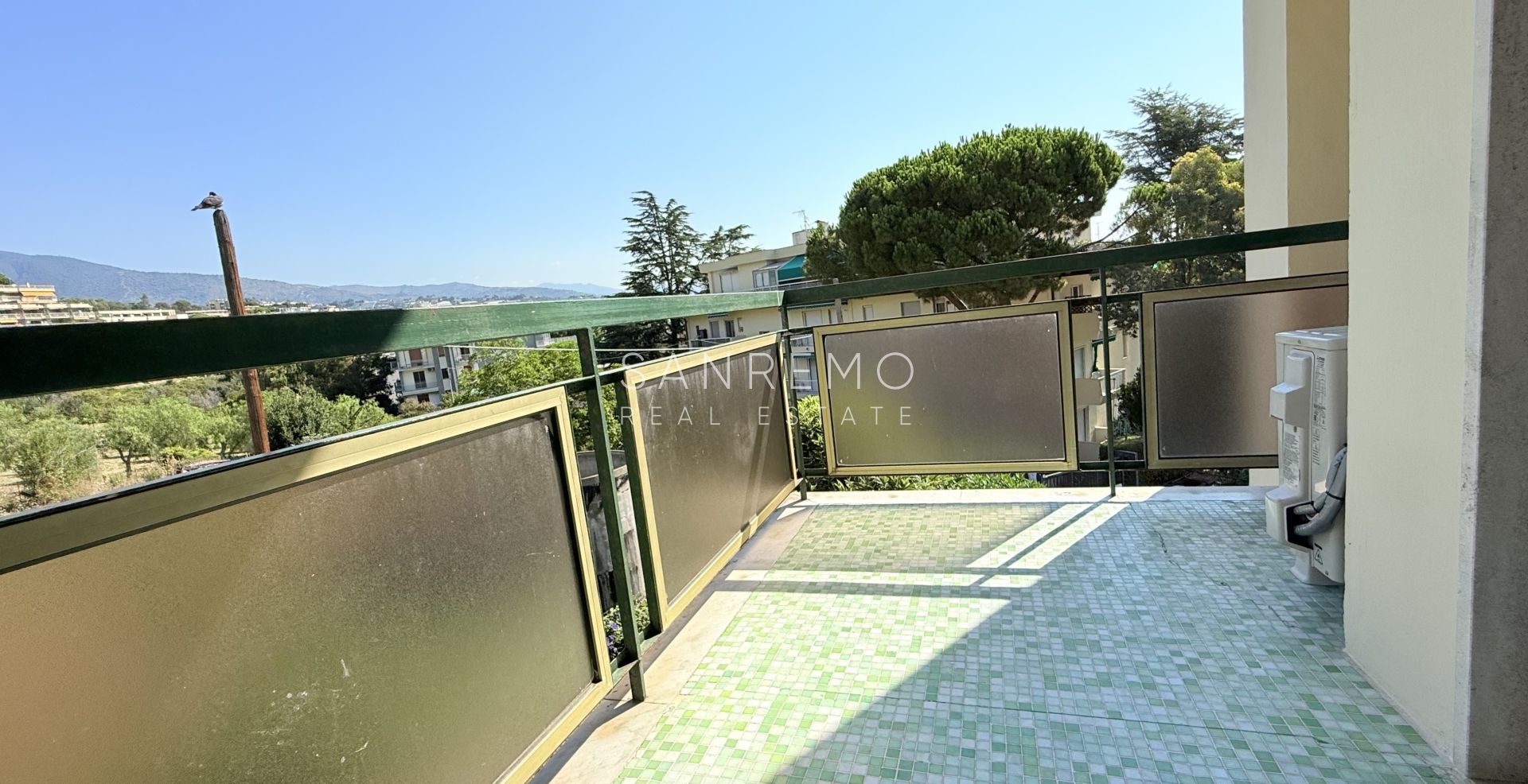 Charming one-bedroom apartment in a complex with concierge service, just a few steps from the sea