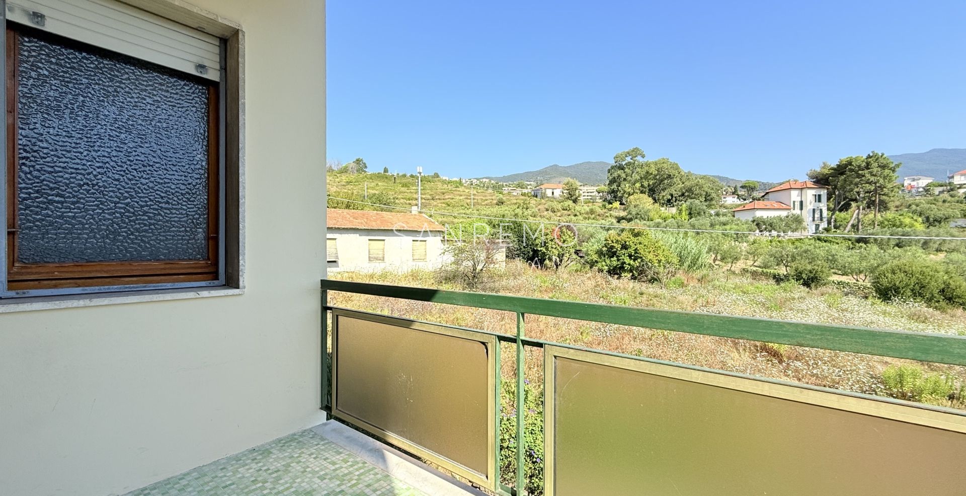 Charming one-bedroom apartment in a complex with concierge service, just a few steps from the sea