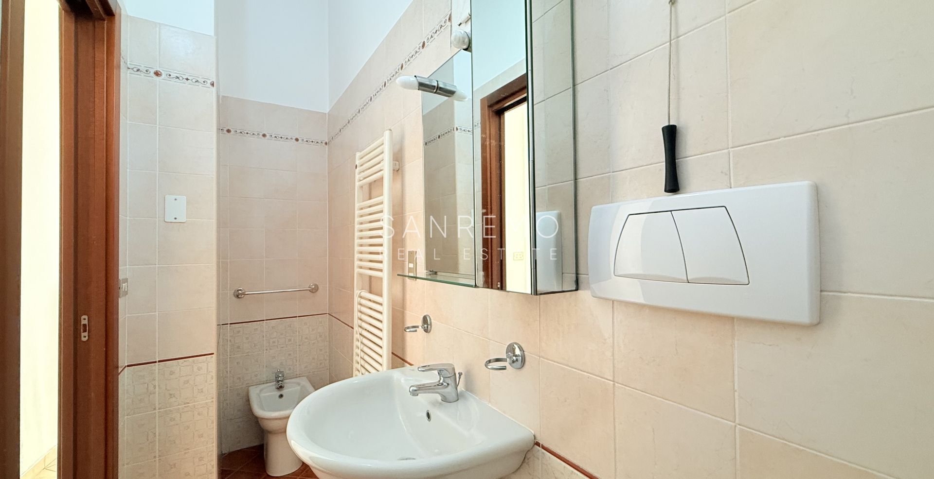 One-bedroom apartment with terrace and balcony, located directly on the beach between the two city ports.