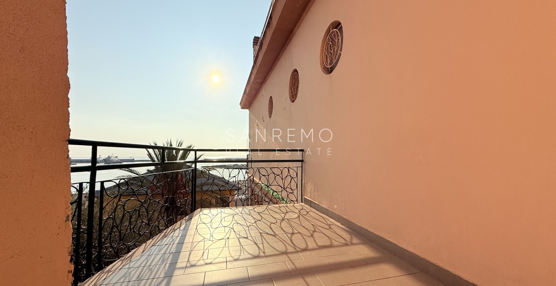 One-bedroom apartment with terrace and balcony, located directly on the beach between the two city ports.