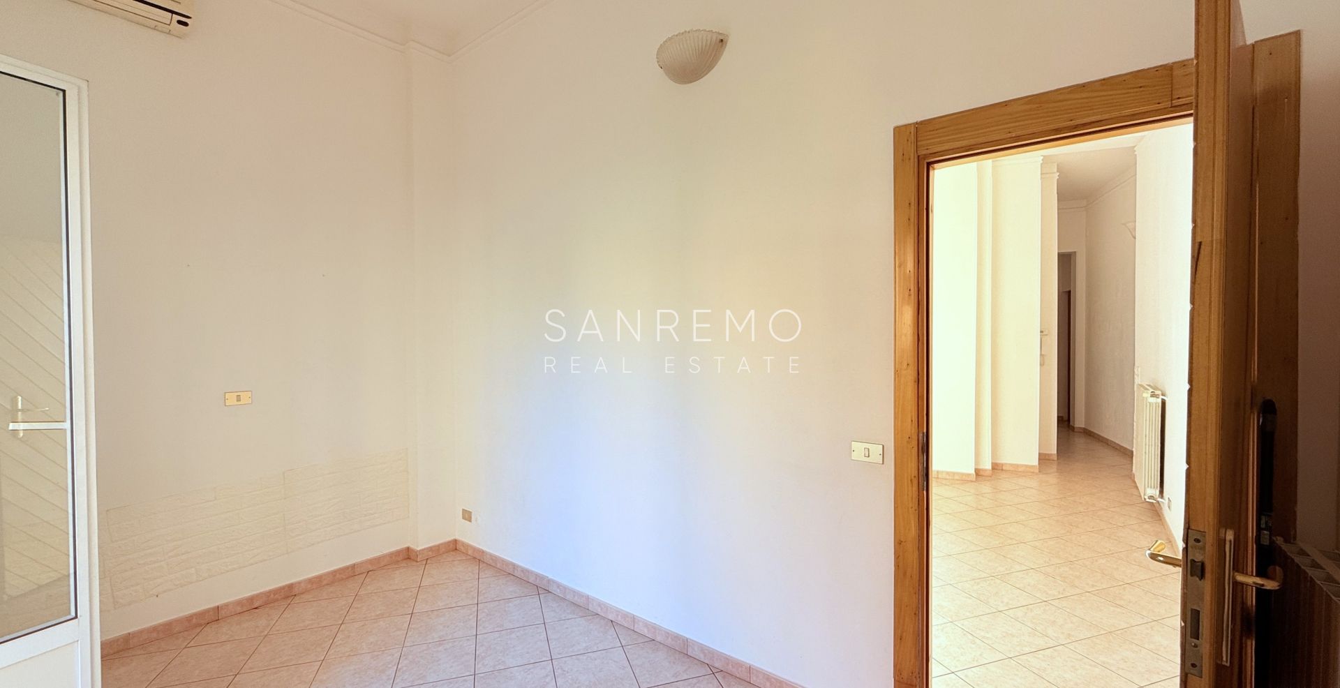 One-bedroom apartment with terrace and balcony, located directly on the beach between the two city ports.