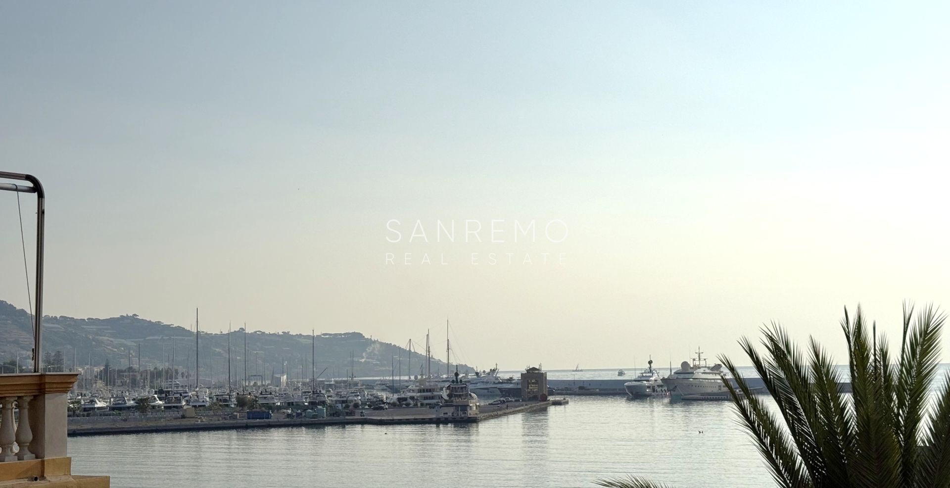One-bedroom apartment with terrace and balcony, located directly on the beach between the two city ports.