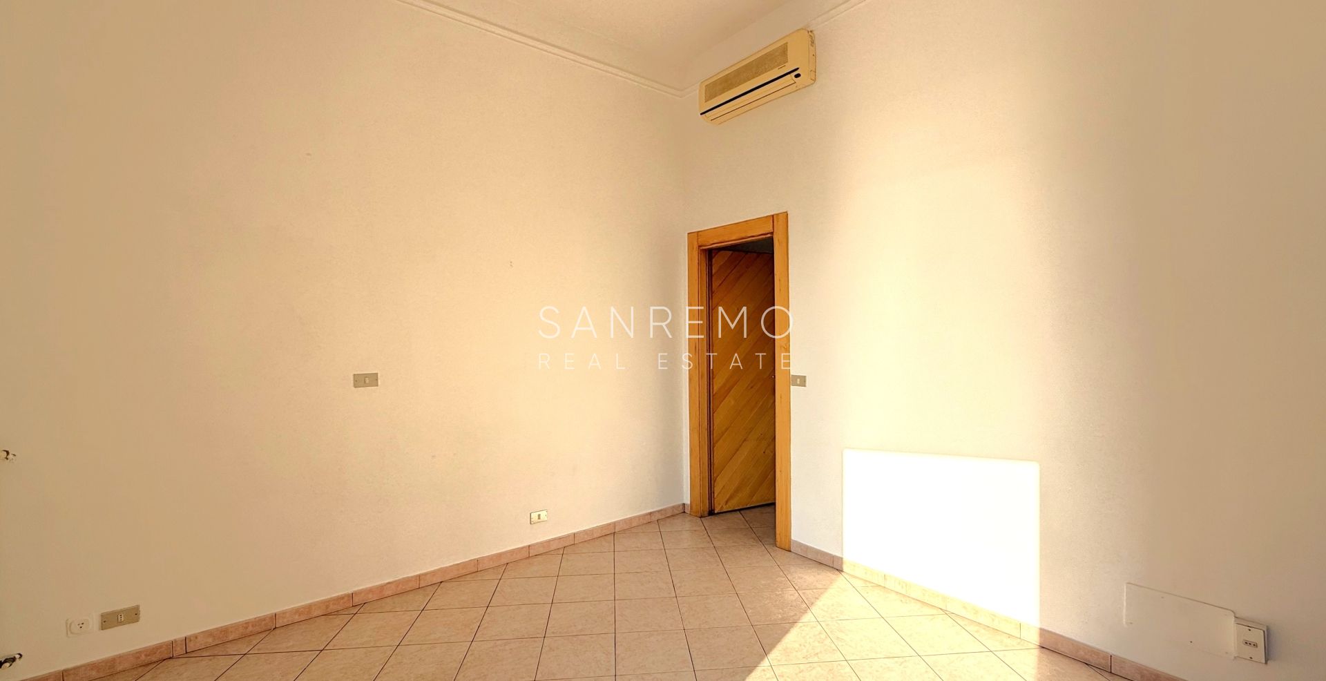 One-bedroom apartment with terrace and balcony, located directly on the beach between the two city ports.