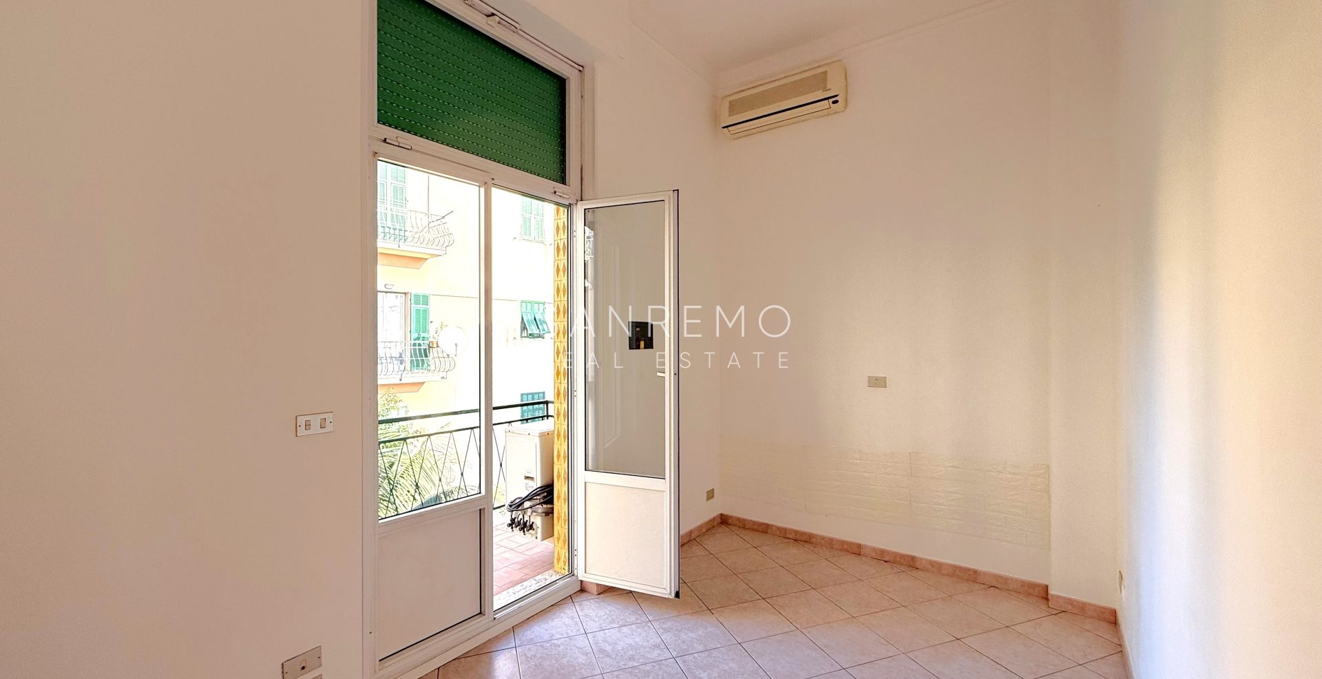 One-bedroom apartment with terrace and balcony, located directly on the beach between the two city ports.