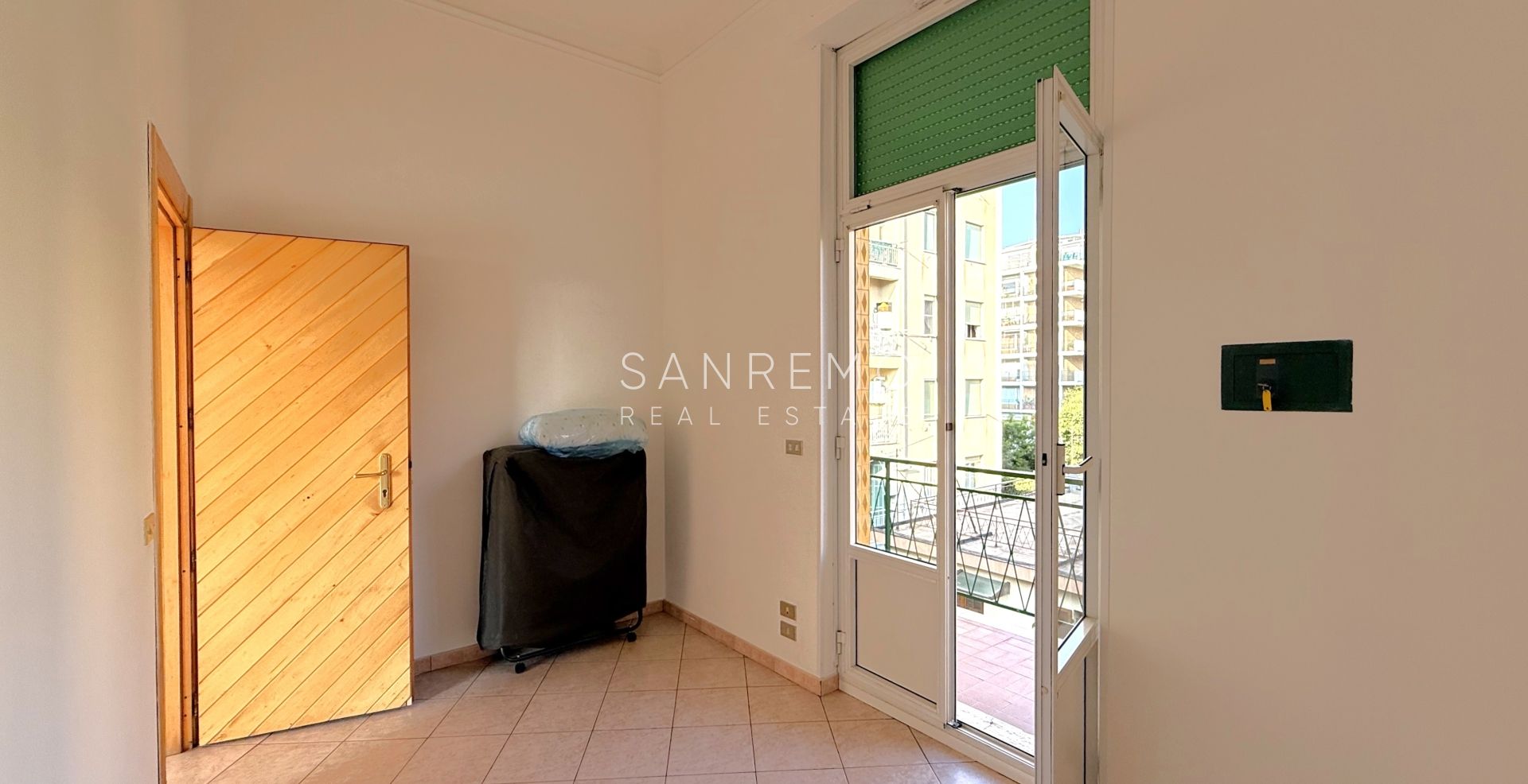 One-bedroom apartment with terrace and balcony, located directly on the beach between the two city ports.