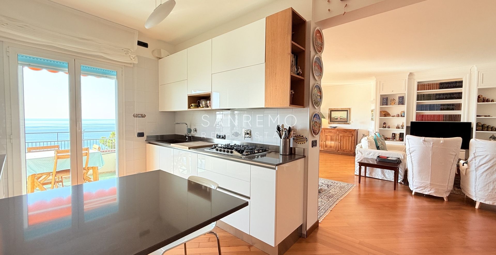 Splendid and bright apartment, fully renovated in an elegant complex with a swimming pool