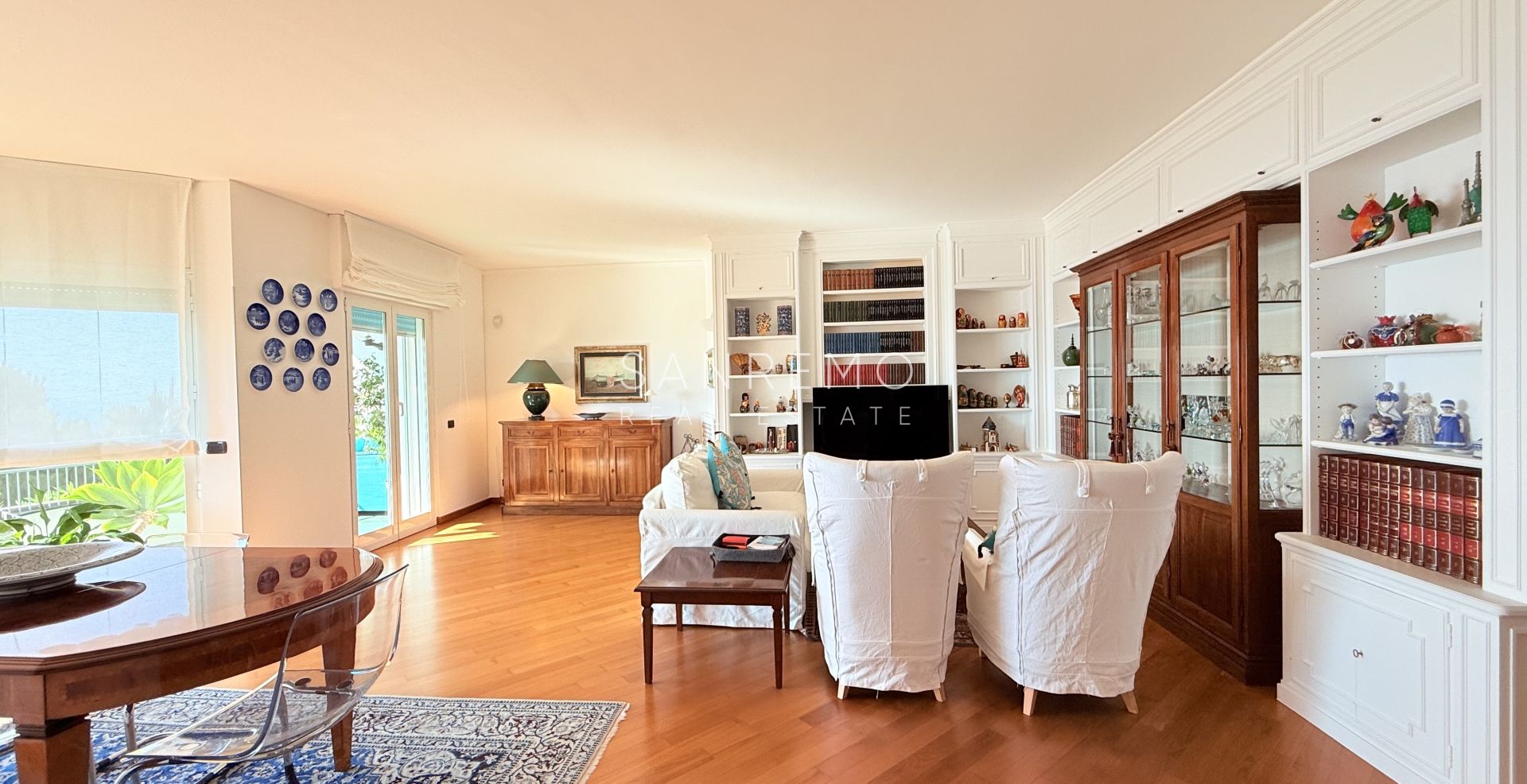 Splendid and bright apartment, fully renovated in an elegant complex with a swimming pool