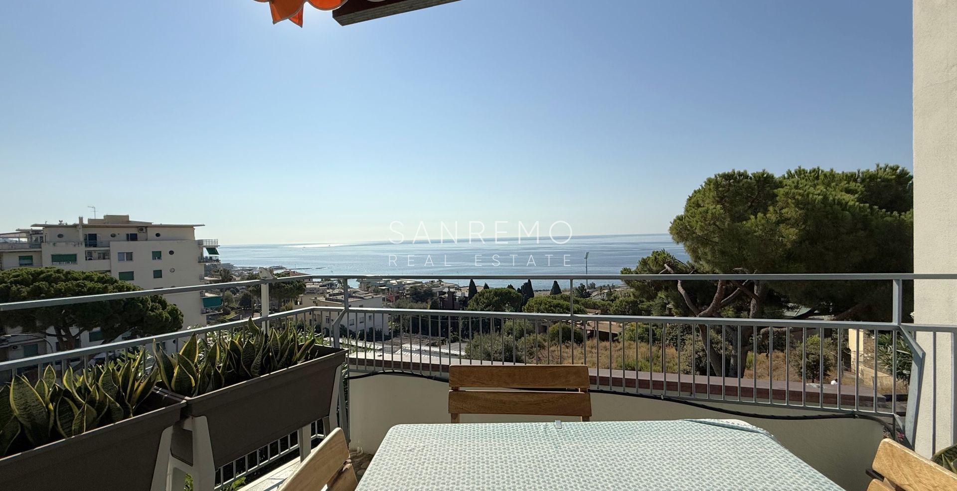 Splendid and bright apartment, fully renovated in an elegant complex with a swimming pool