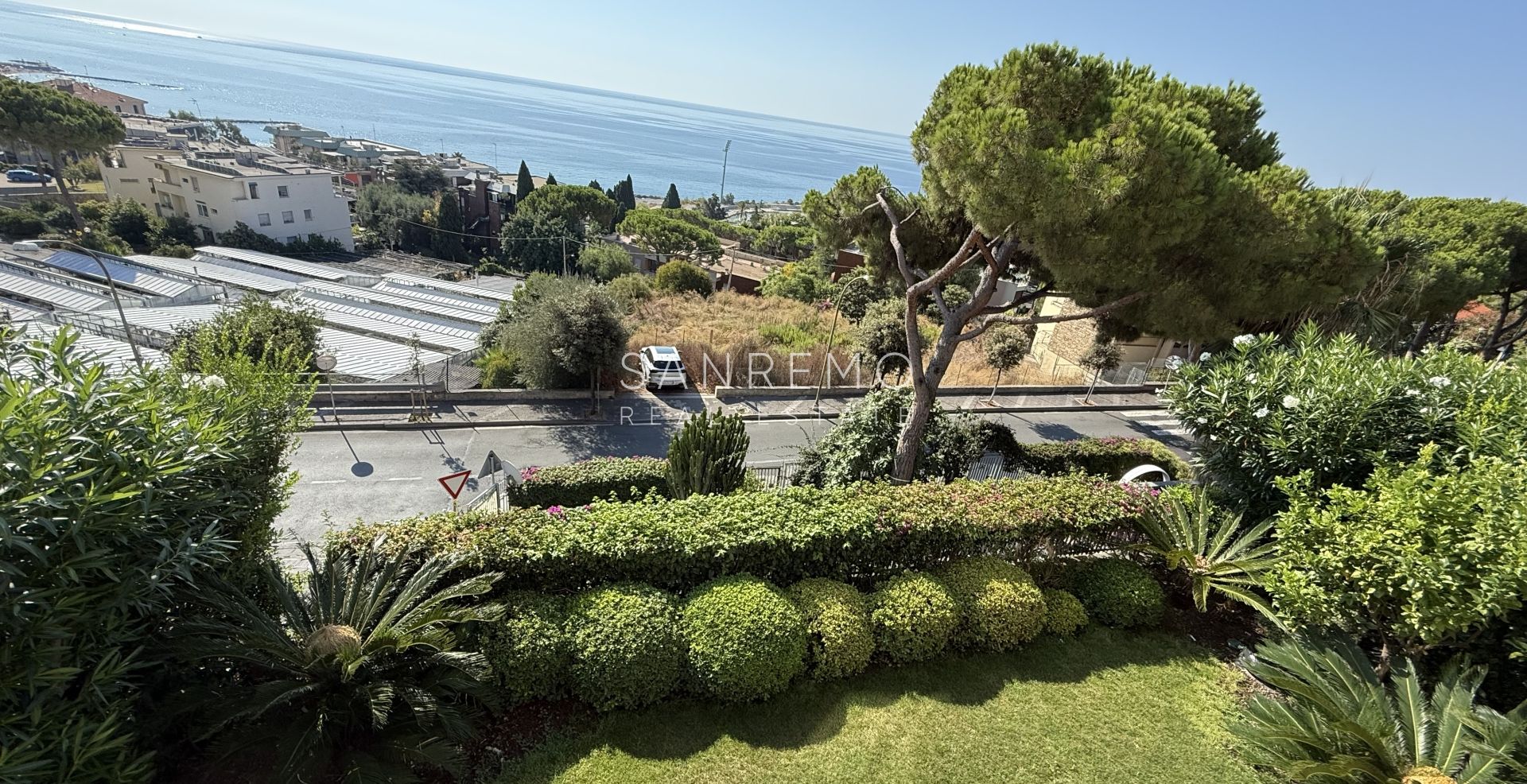 Splendid and bright apartment, fully renovated in an elegant complex with a swimming pool