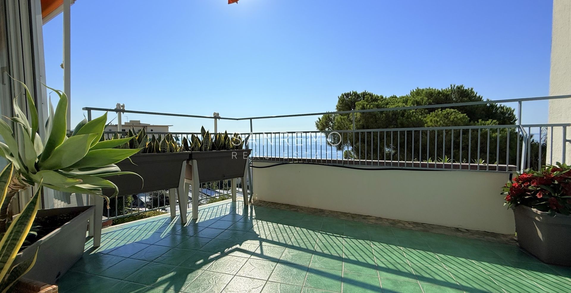 Splendid and bright apartment, fully renovated in an elegant complex with a swimming pool